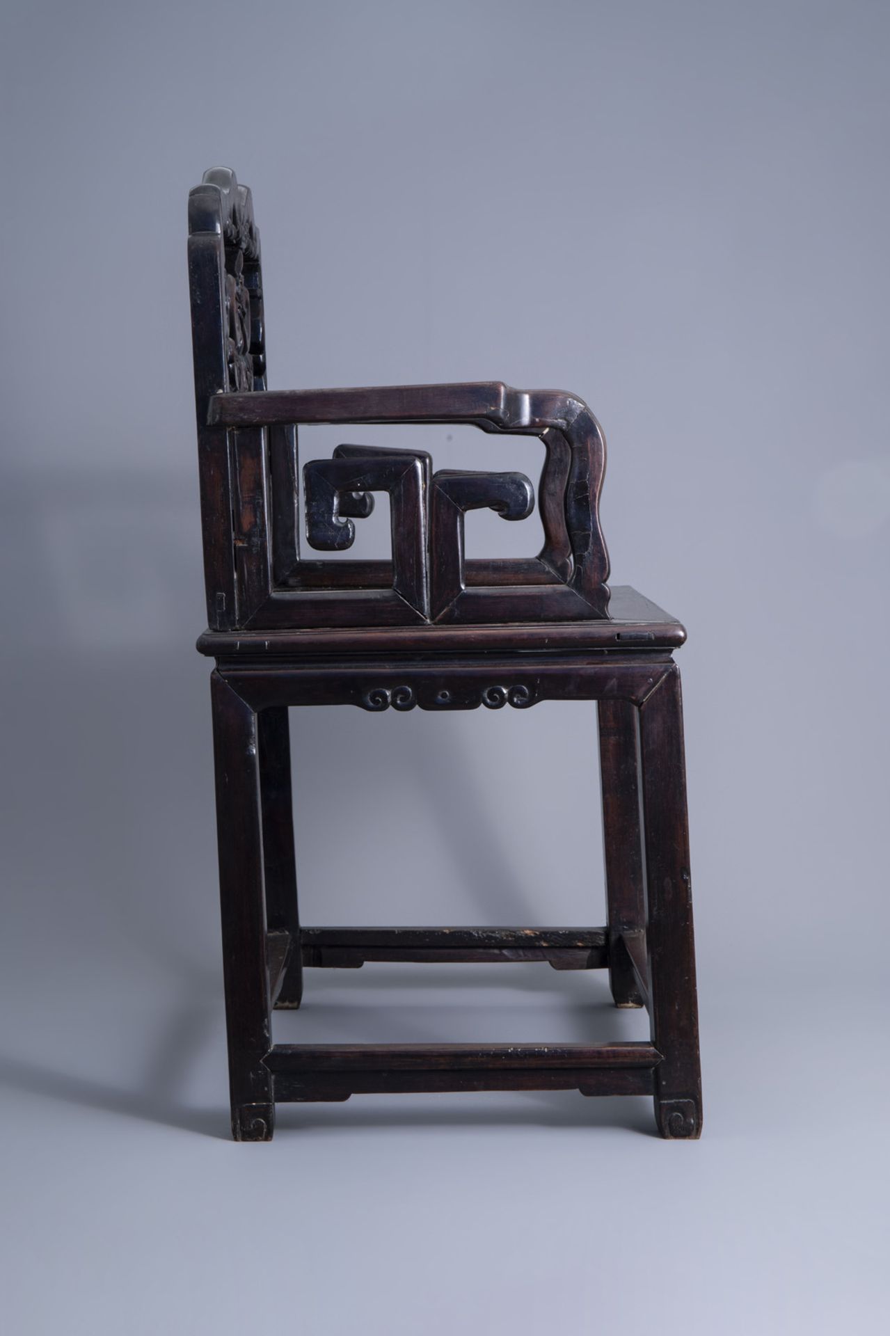 A Chinese wooden chair, 19th C. - Image 3 of 7