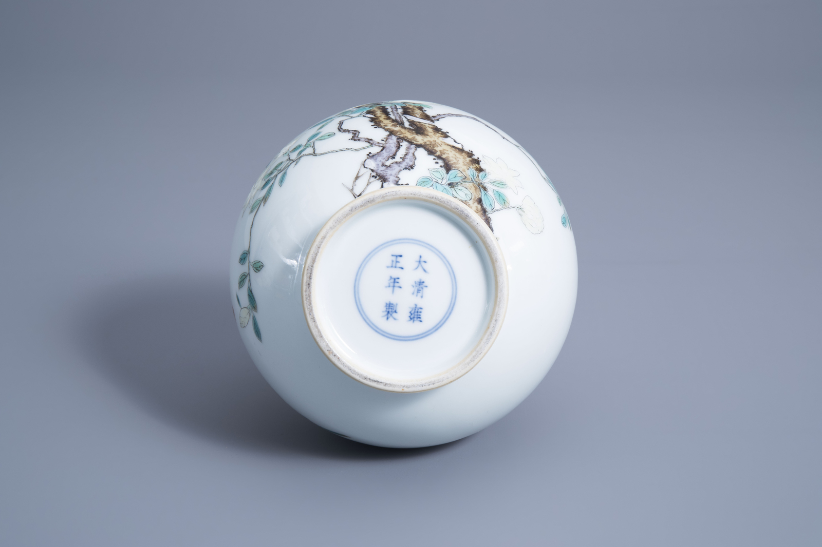 A Chinese fencai vase with blossoming branches, Yongzheng mark, 19th/20th C. - Image 7 of 7