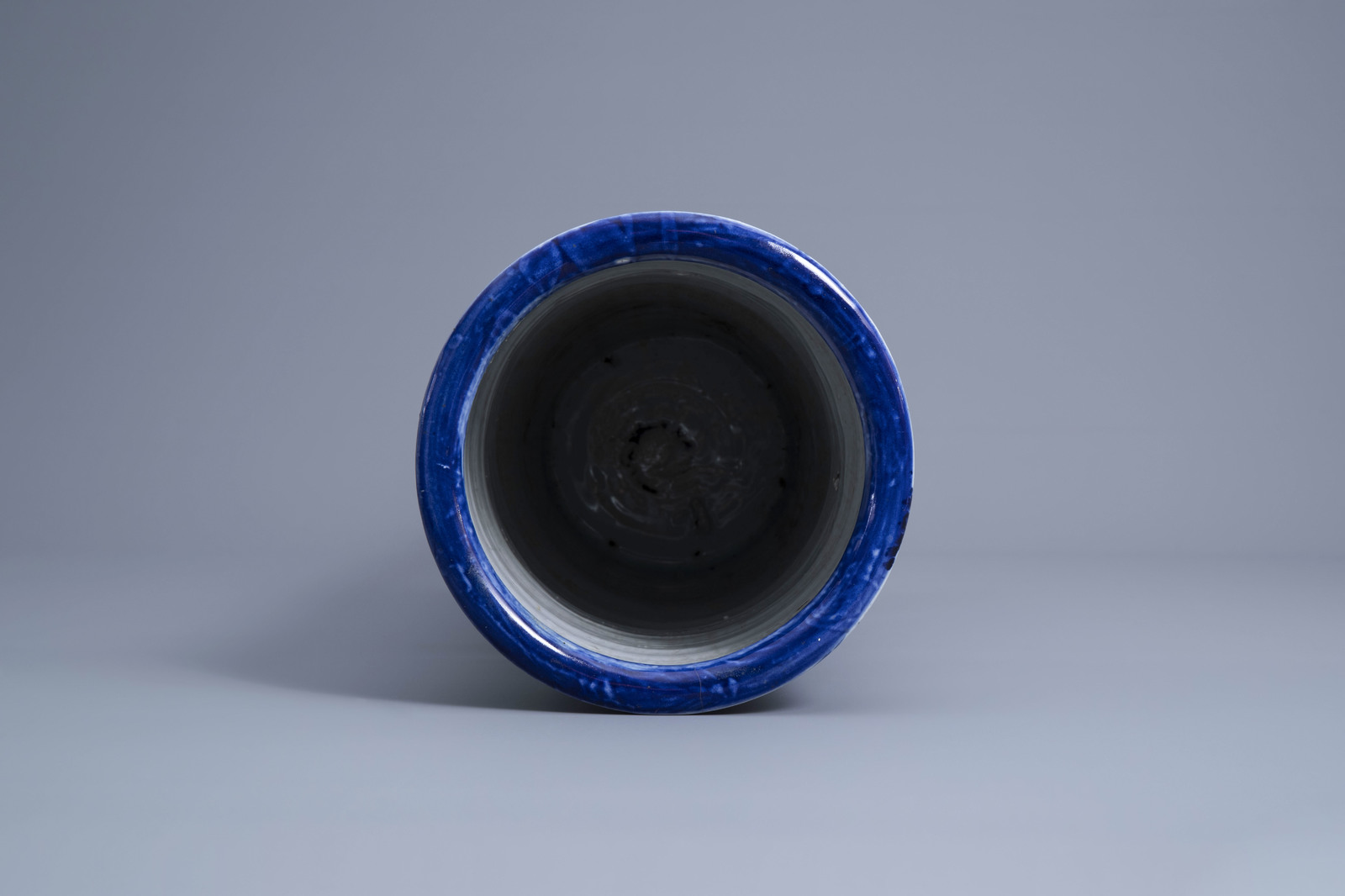 A varied collection of blue and white Chinese and Japanese porcelain, 19th/20th C. - Image 6 of 19