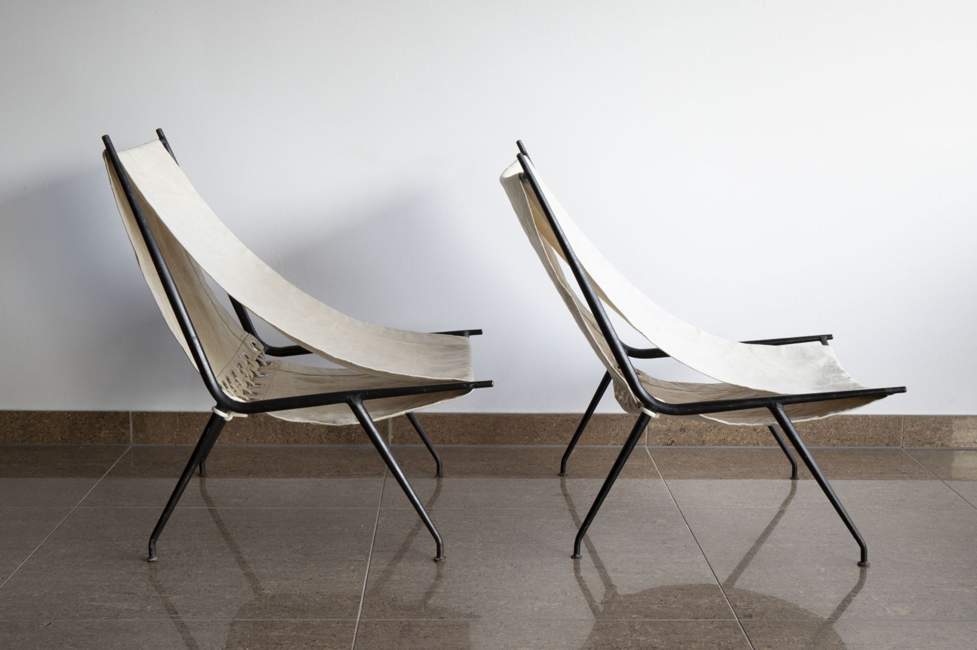 Attributed to Robert Mallet-Stevens (1886-1945): A pair of deckchairs in patinated metal and beige l - Image 2 of 9