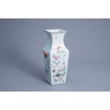 A square Chinese famille rose vase with floral design, 19th/20th C.