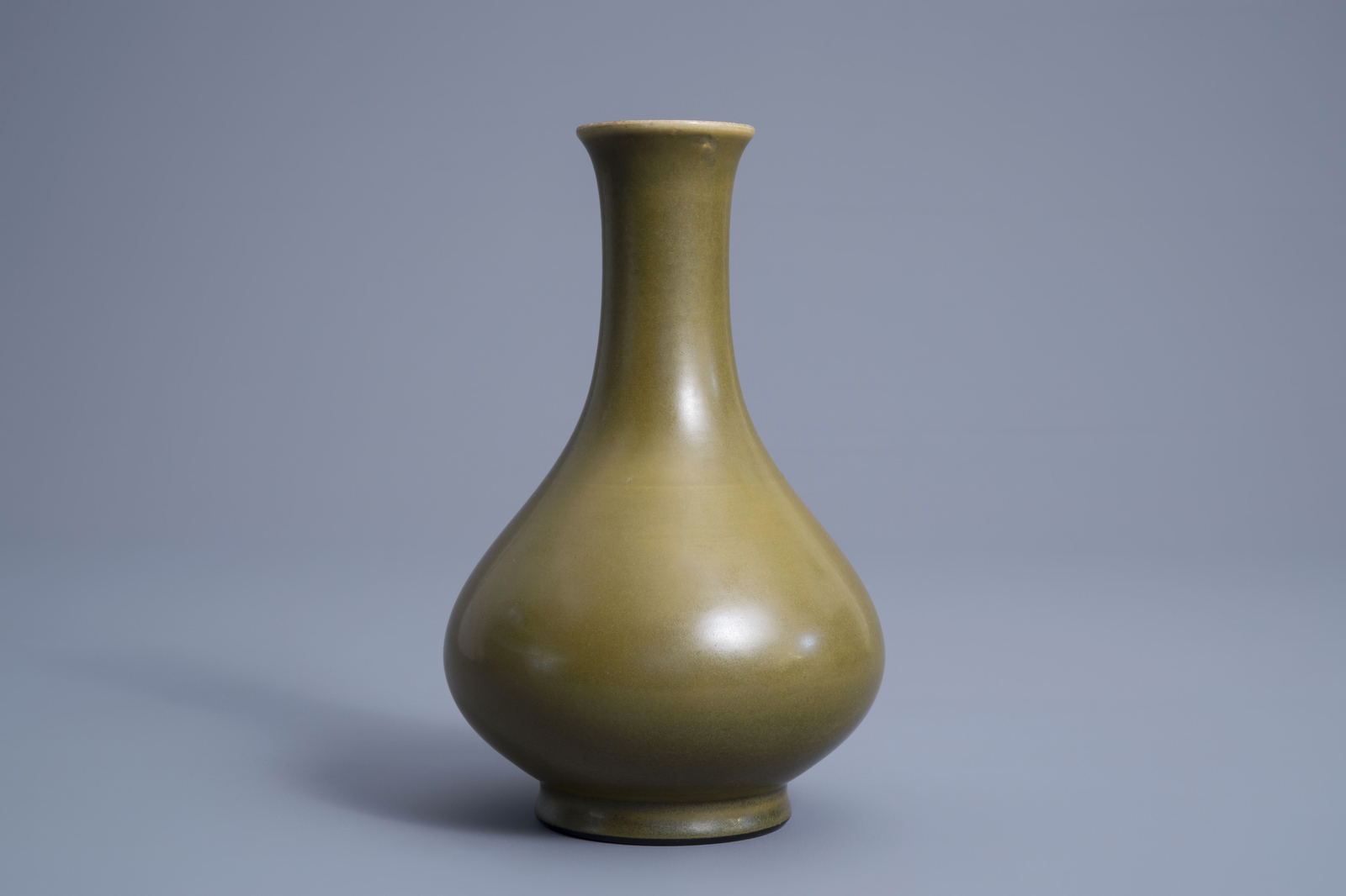 A Chinese monochrome 'teadust' bottle vase, 19th/20th C. - Image 4 of 7