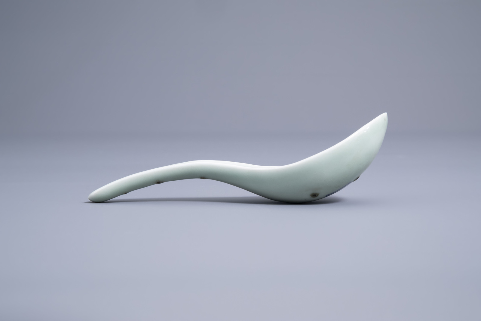 A Chinese monochrome celadon spoon, four-character mark, 18th/19th C. - Image 2 of 8