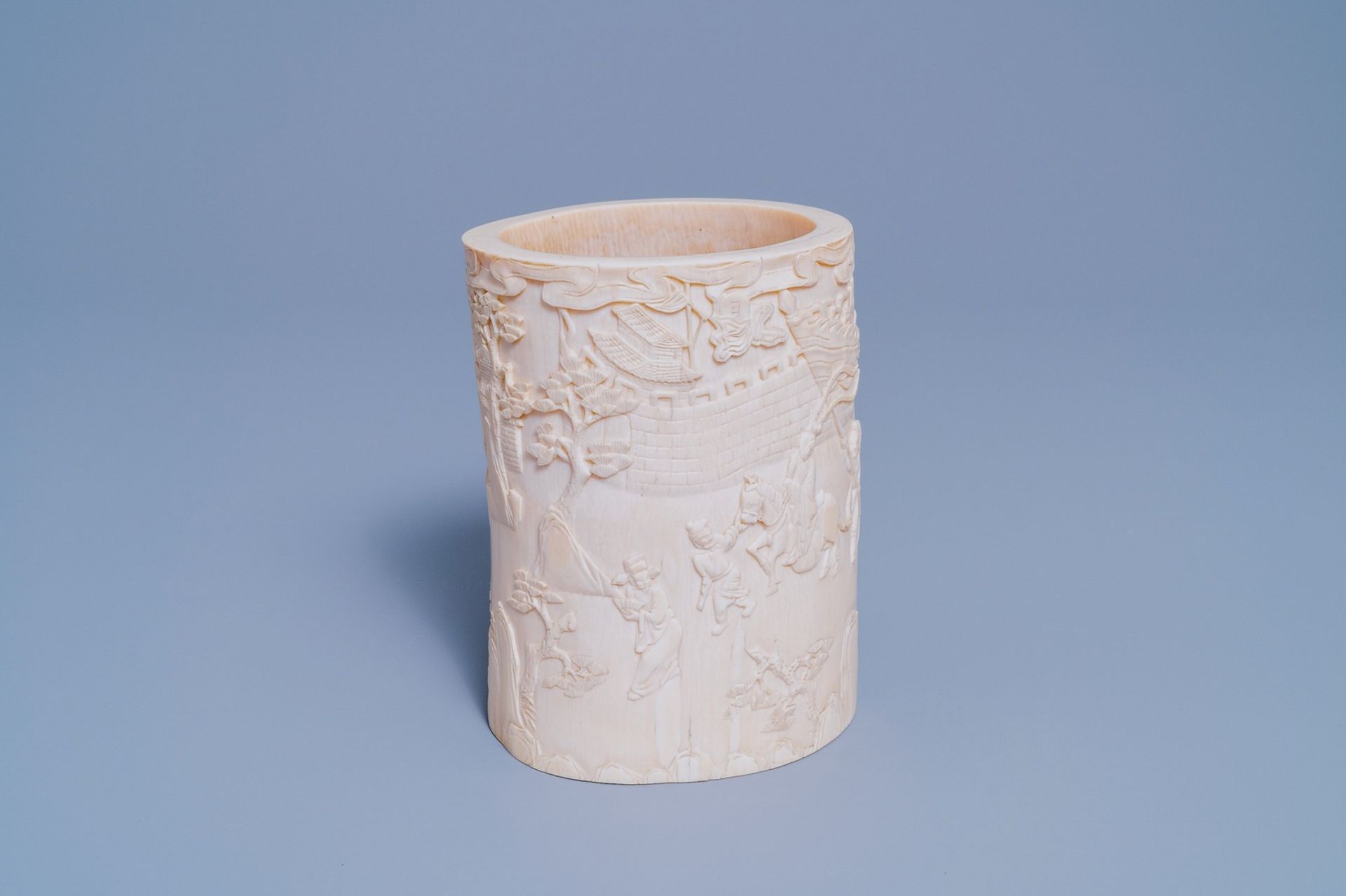 A Chinese ivory brush pot, 18th/19th C.