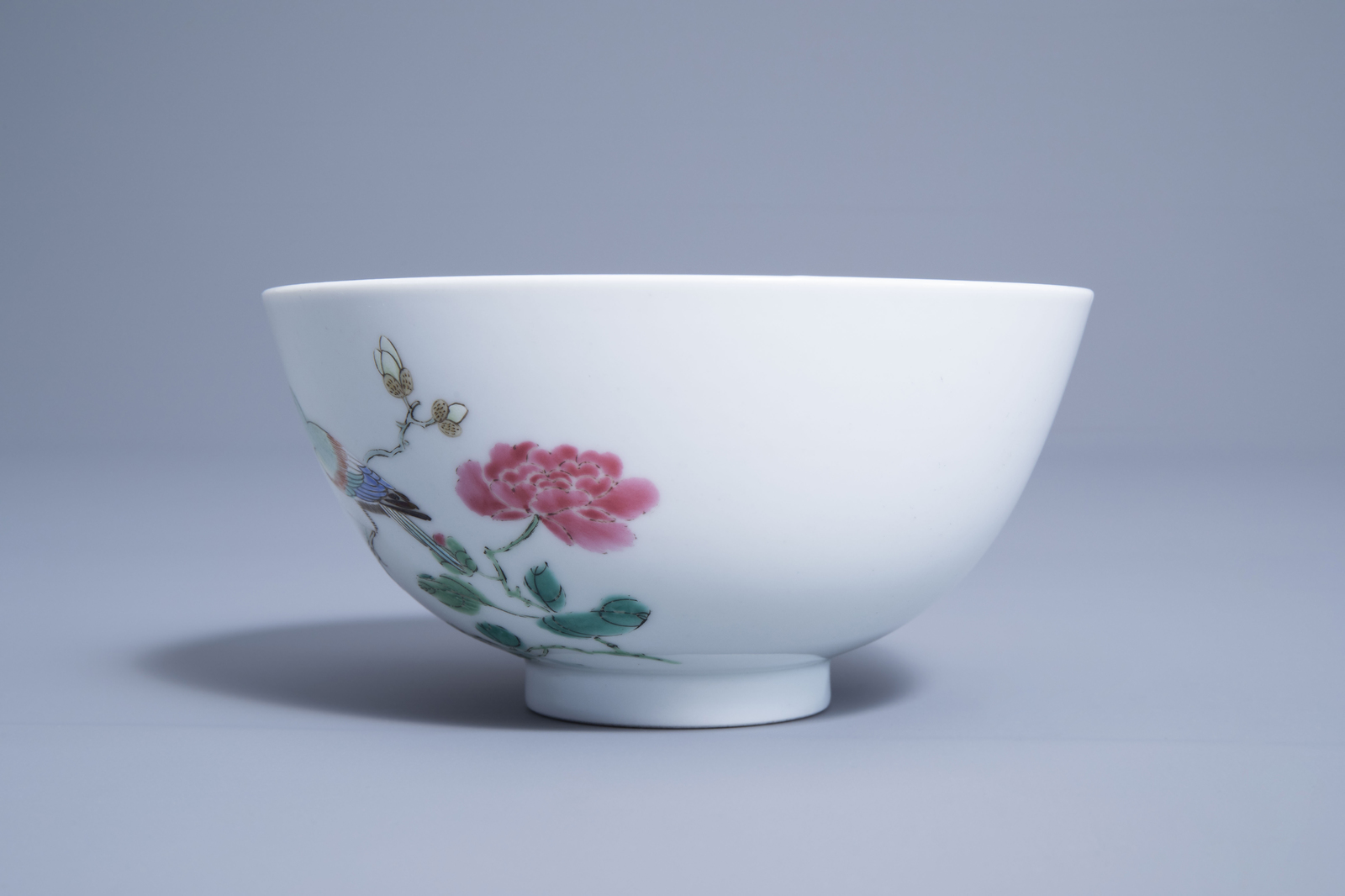 A Chinese famille rose bowl with a bird on a blossoming branch, Yongzheng mark, 19th/20th C. - Image 5 of 7