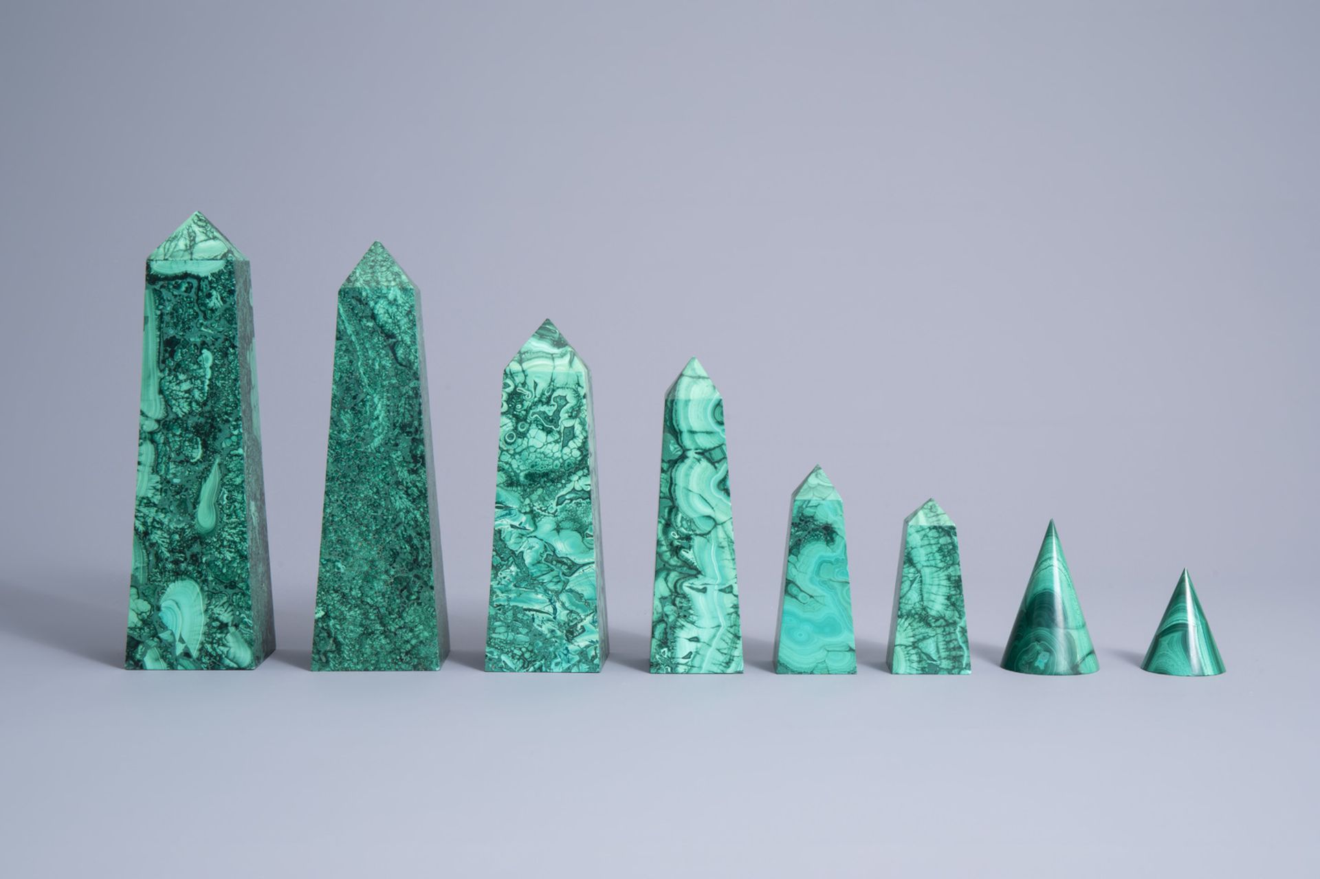 An extensive and decorative set of six obelisks and two cones in malachite, 20th C. - Image 5 of 7