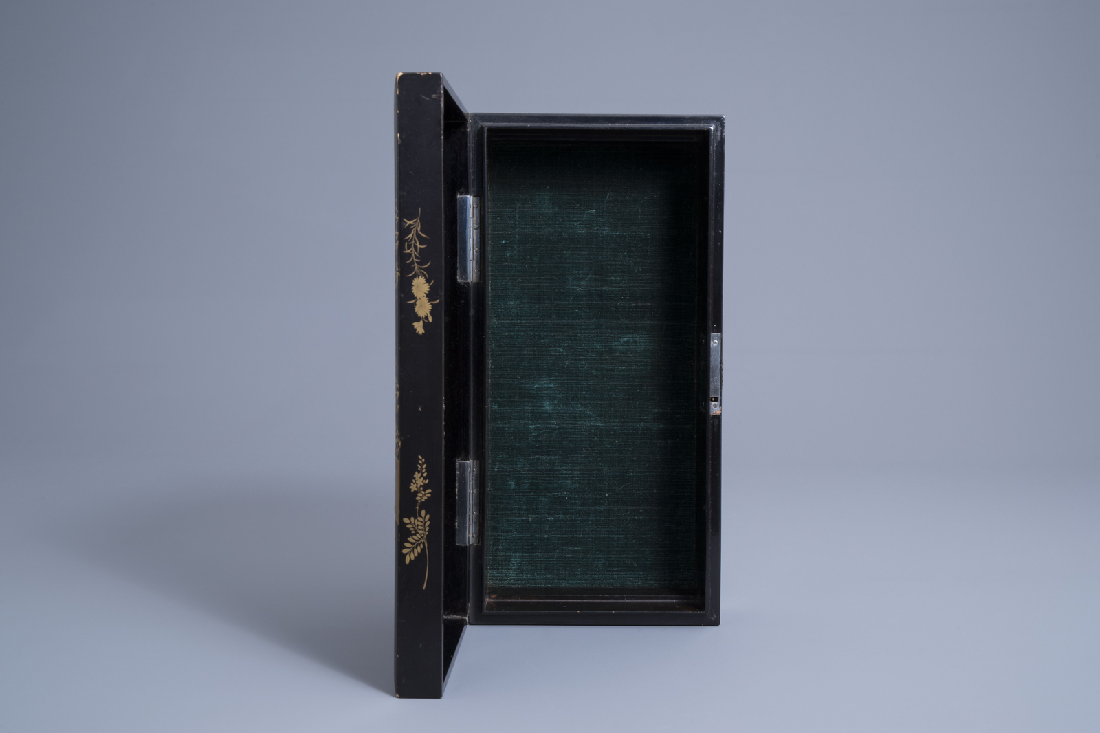 A Japanese gilt lacquered wooden gaming box with mother-of-pearl tokens, Meiji, 19th C. - Image 12 of 15