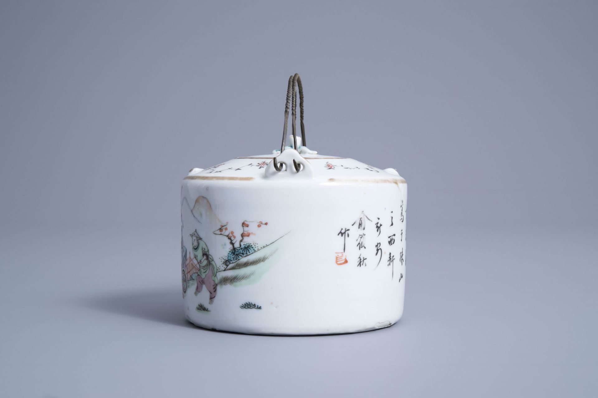 A Chinese qianjiang cai teapot and cover with figures in a landscape, 19th/20th C. - Image 5 of 7