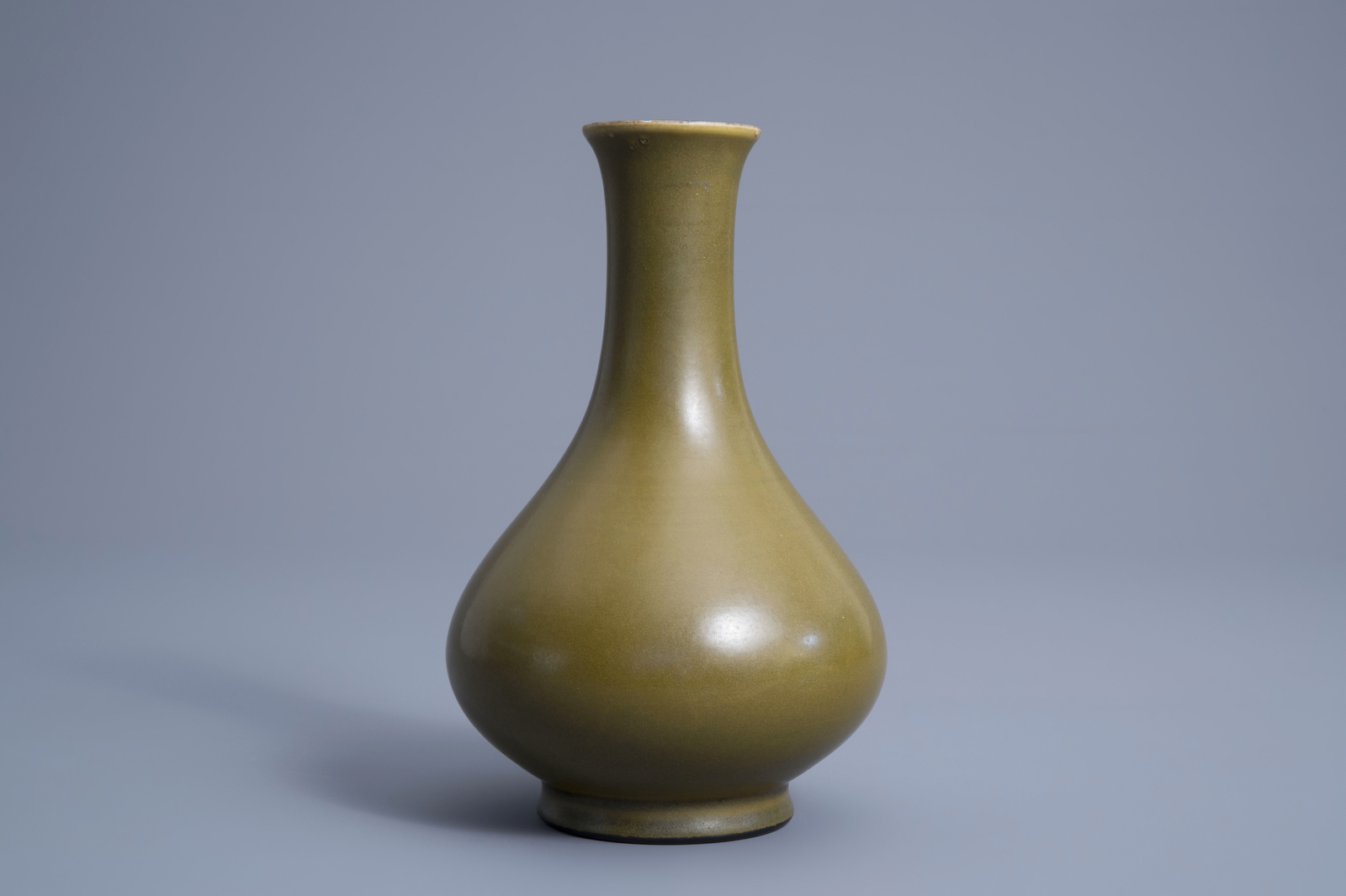A Chinese monochrome 'teadust' bottle vase, 19th/20th C. - Image 2 of 7