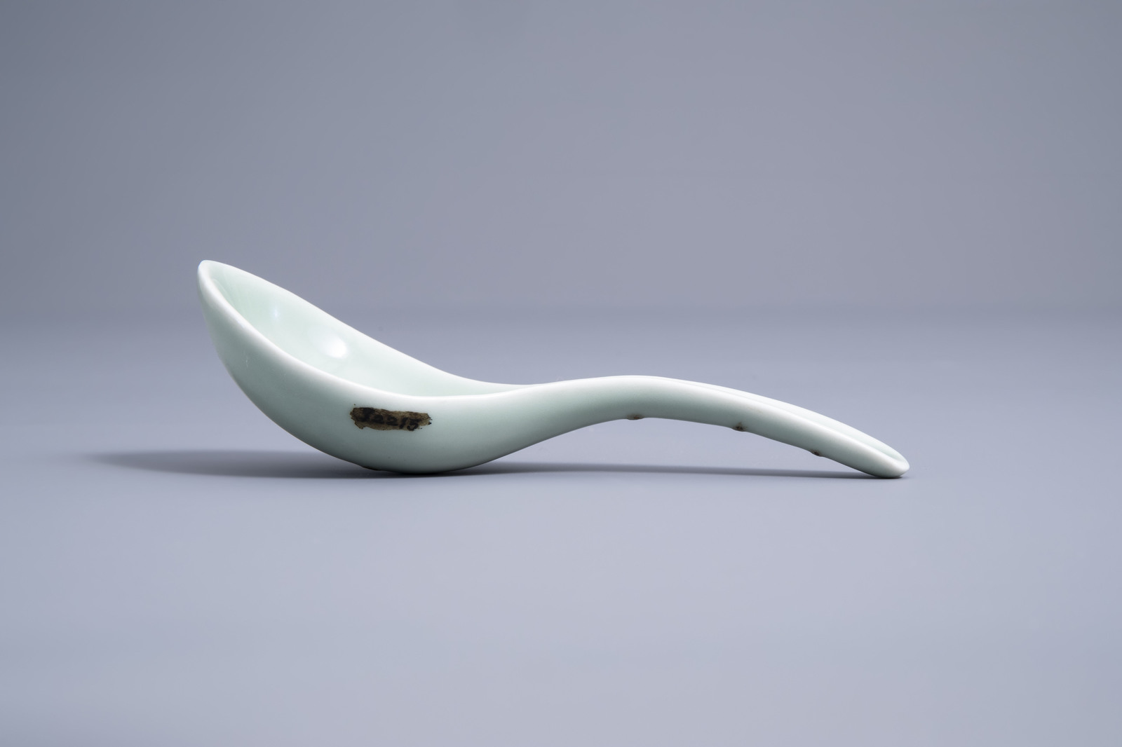 A Chinese monochrome celadon spoon, four-character mark, 18th/19th C. - Image 3 of 8