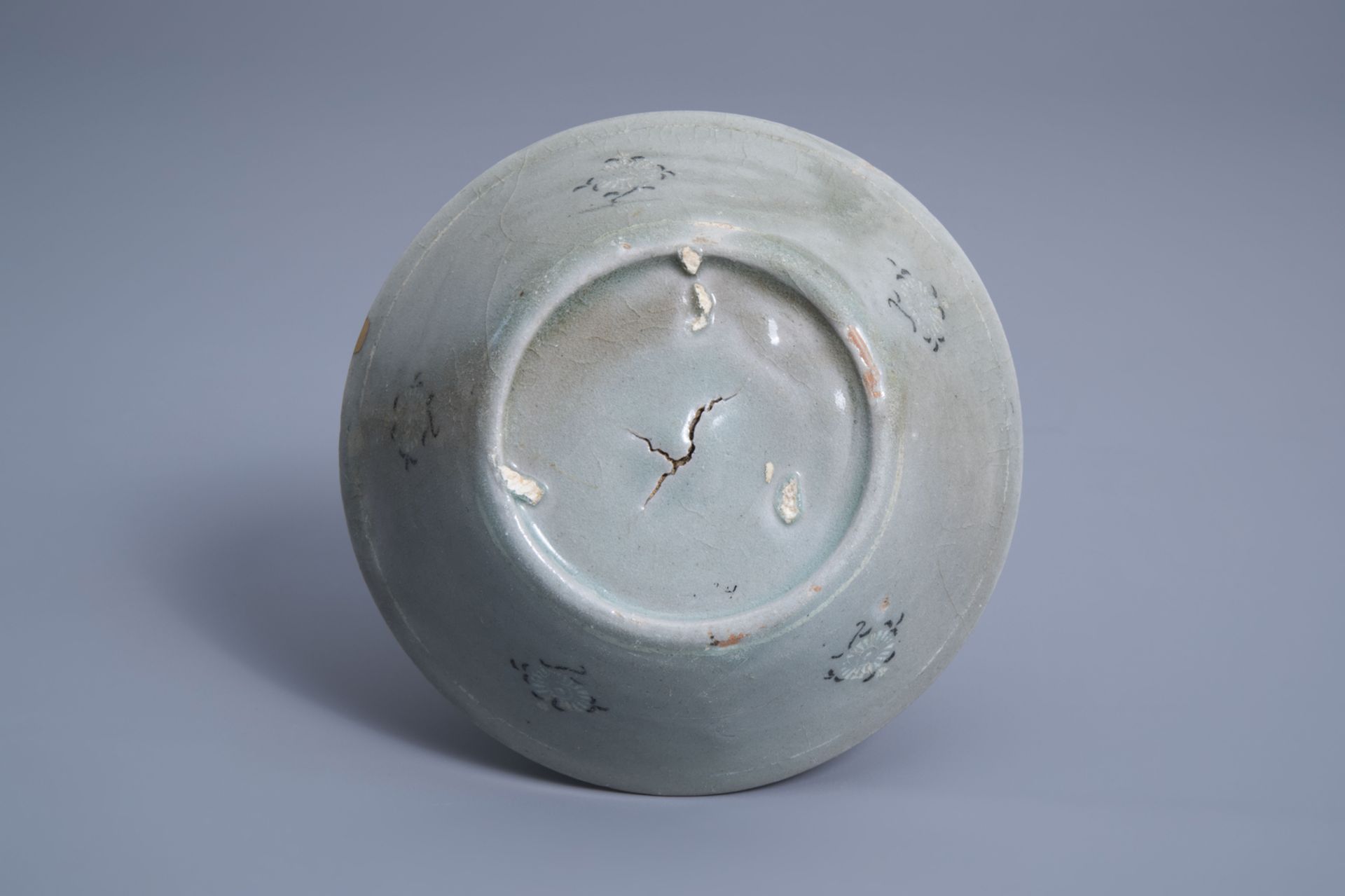 A Korean celadon bowl with ornamental design, probably Goryeo/Joseon, 14th/15th C. - Image 2 of 6
