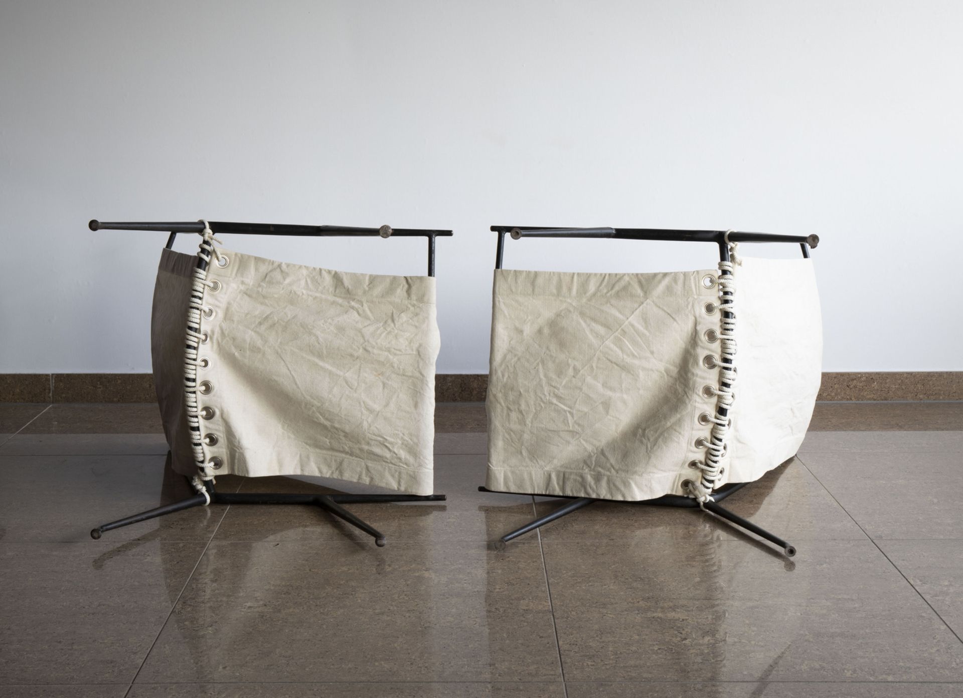 Attributed to Robert Mallet-Stevens (1886-1945): A pair of deckchairs in patinated metal and beige l - Image 7 of 9