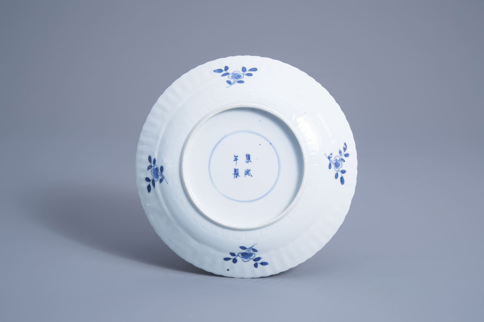 A Chinese blue and white plate and two bowls, 19th/20th C. - Image 3 of 9