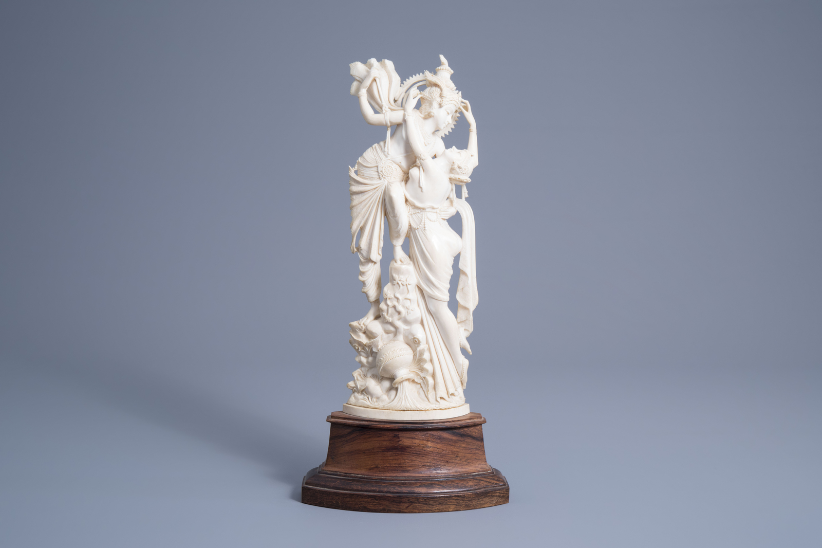 An Indian carved ivory group of a loving and embracing couple on a wooden base, ca. 1900 - Image 2 of 7