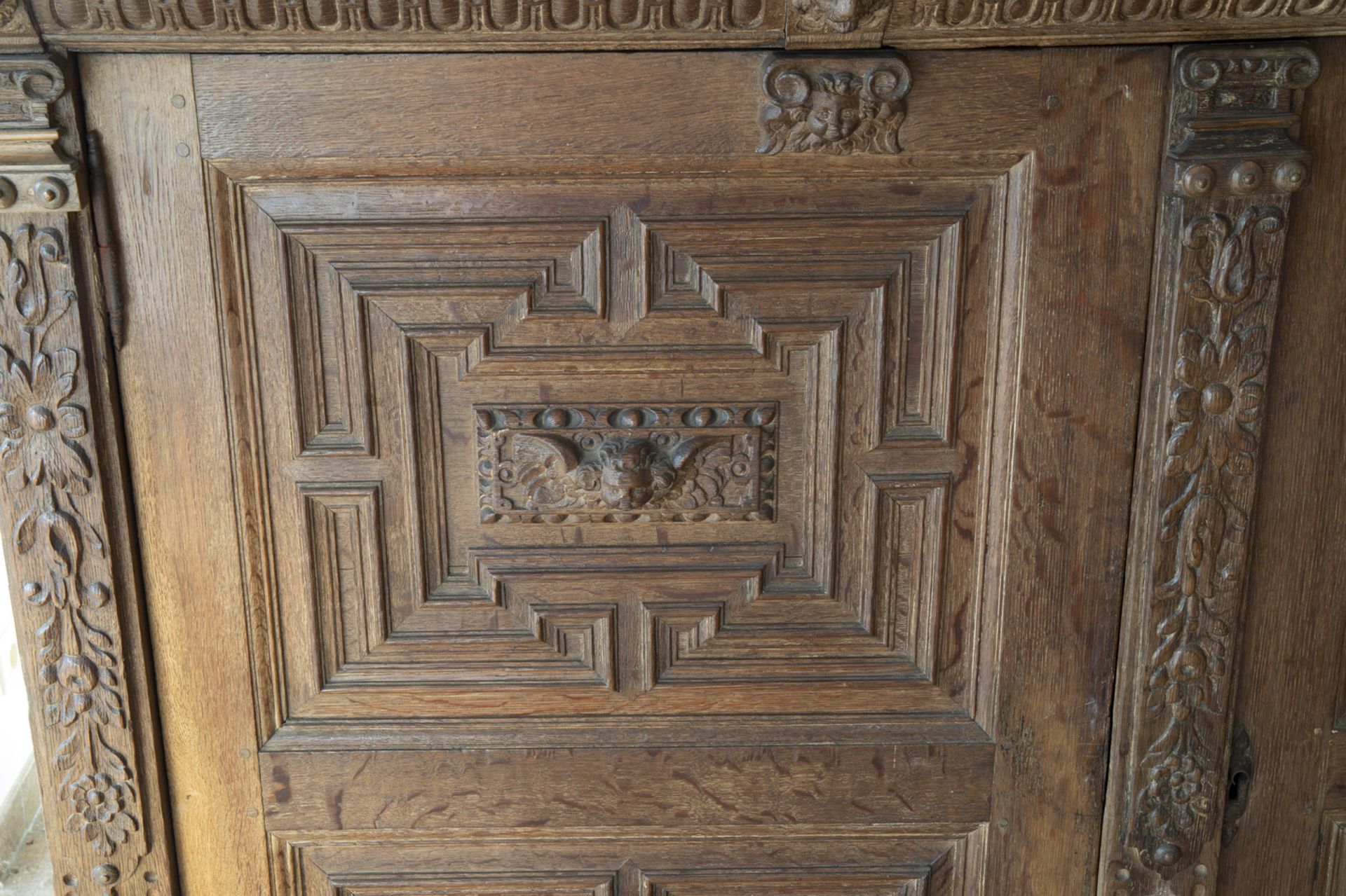 A Flemish wooden Renaissance five-door cupboard with figures, lion heads and floral design, 17th C. - Bild 7 aus 7