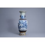 A Chineese blue and white Nanking crackle-glazed vase, 19th C.