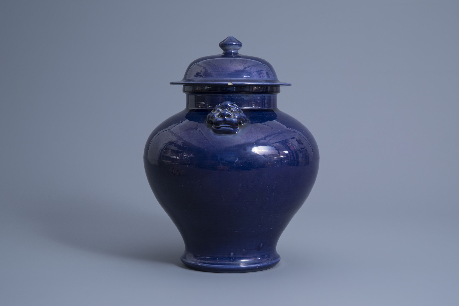 A Chinese monochrome blue vase and cover with lion heads, 19th/20th C. - Image 5 of 7