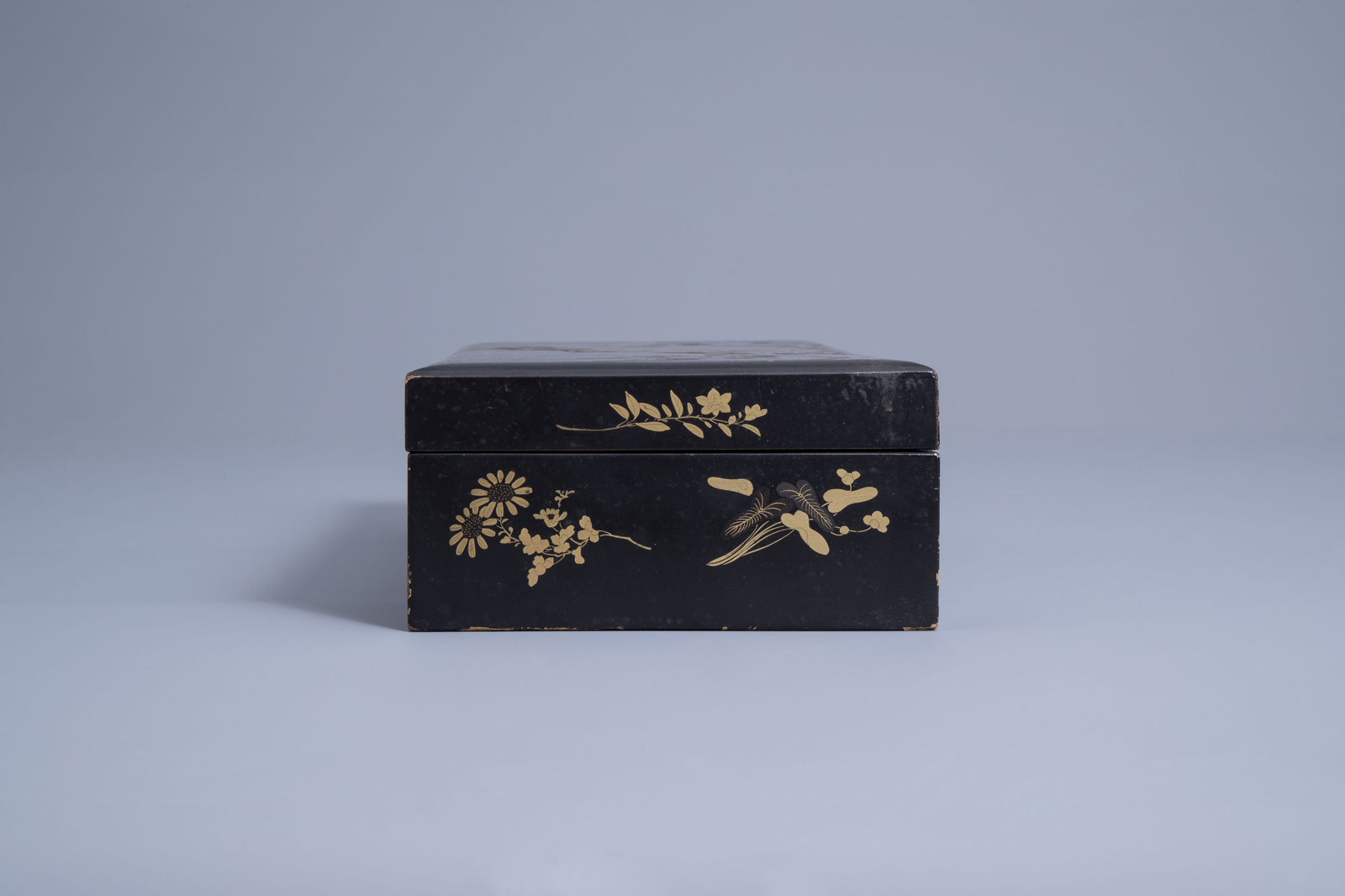 A Japanese gilt lacquered wooden gaming box with mother-of-pearl tokens, Meiji, 19th C. - Image 7 of 15