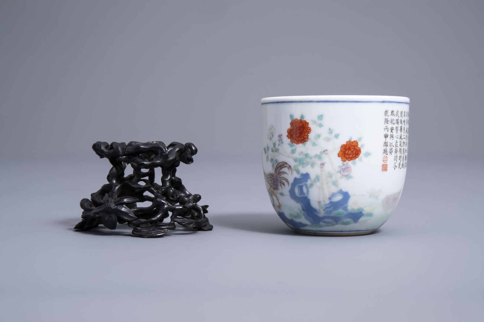 A Chinese famille rose 'boy and rooster' cup on wooden stand, Qianlong mark, 20th C. - Image 5 of 7