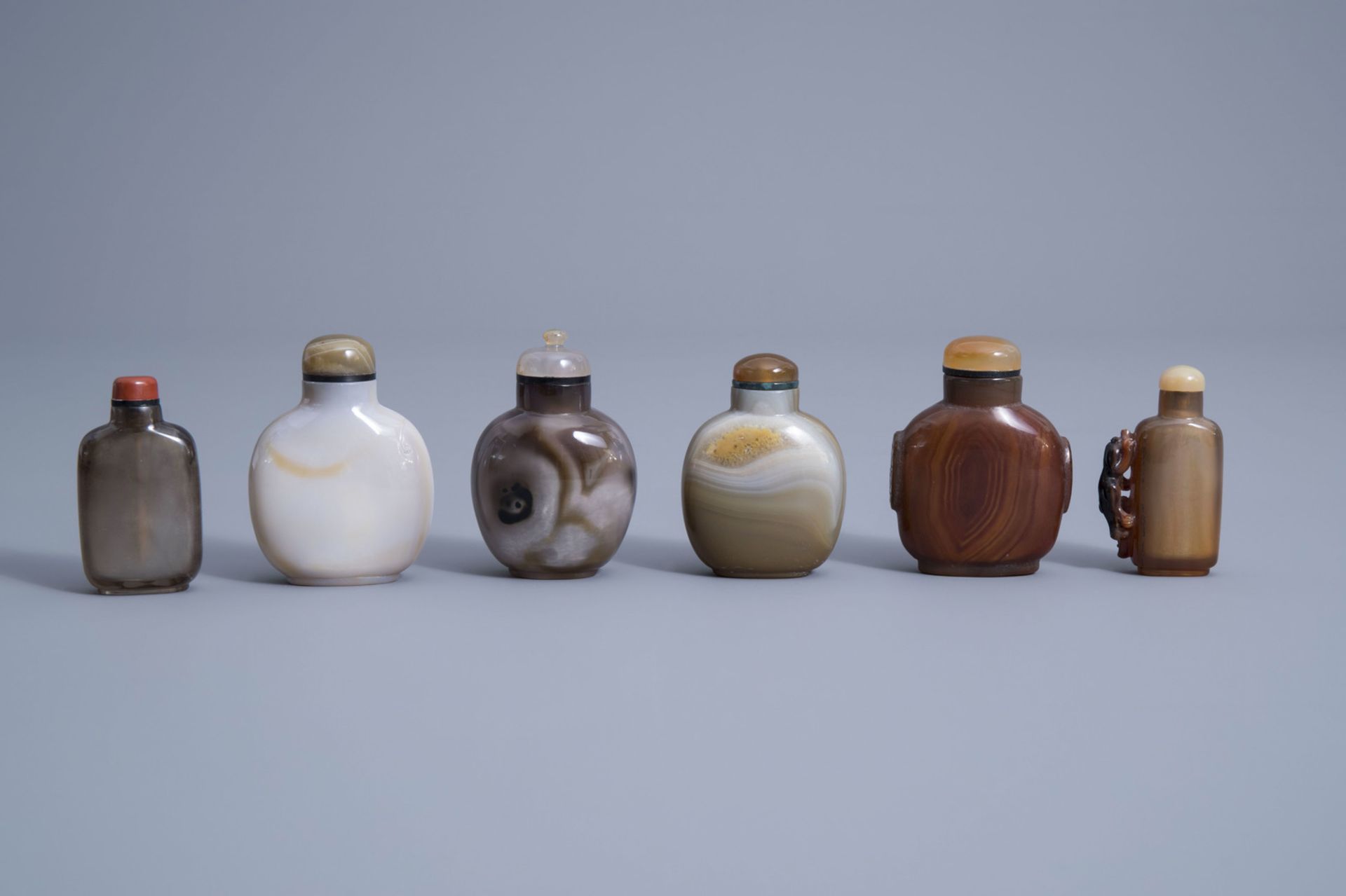 Twelve Chinese agate snuff bottles, 19th/20th C. - Image 11 of 14