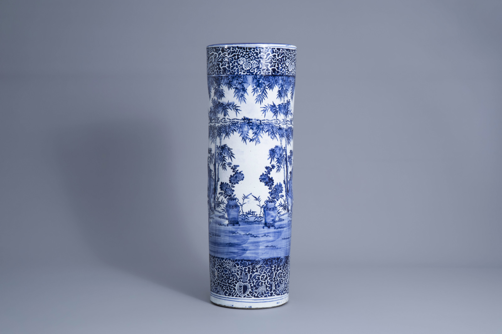 A varied collection of blue and white Chinese and Japanese porcelain, 19th/20th C. - Image 5 of 19