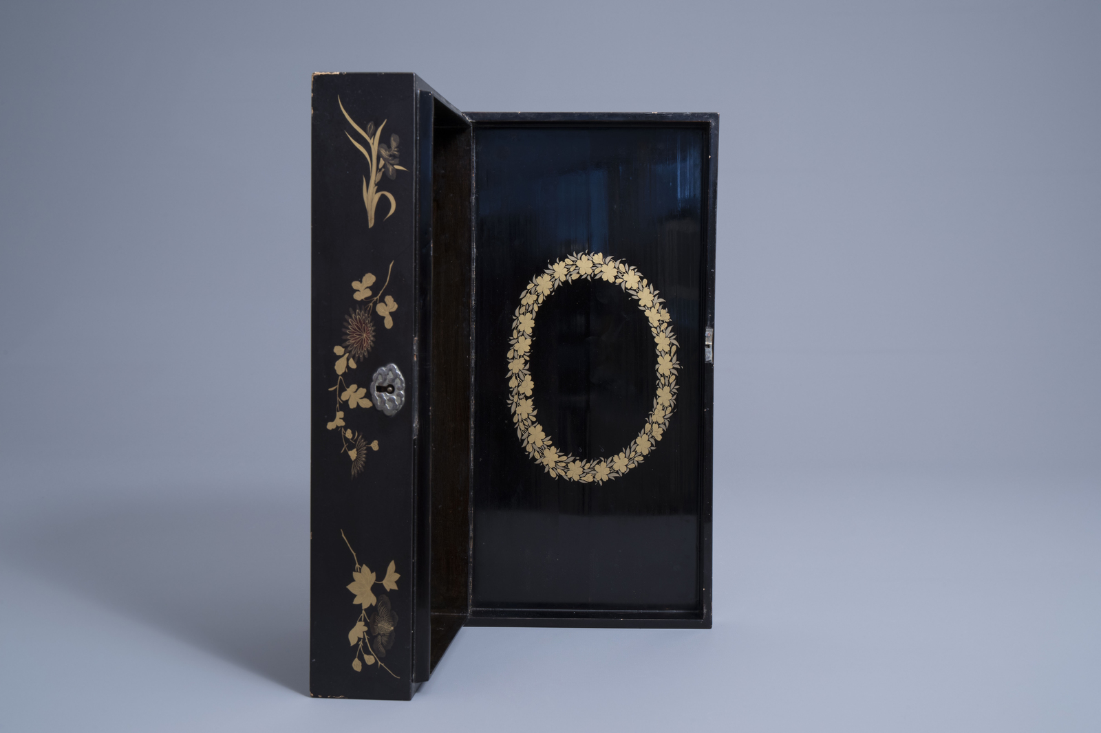 A Japanese gilt lacquered wooden gaming box with mother-of-pearl tokens, Meiji, 19th C. - Image 13 of 15