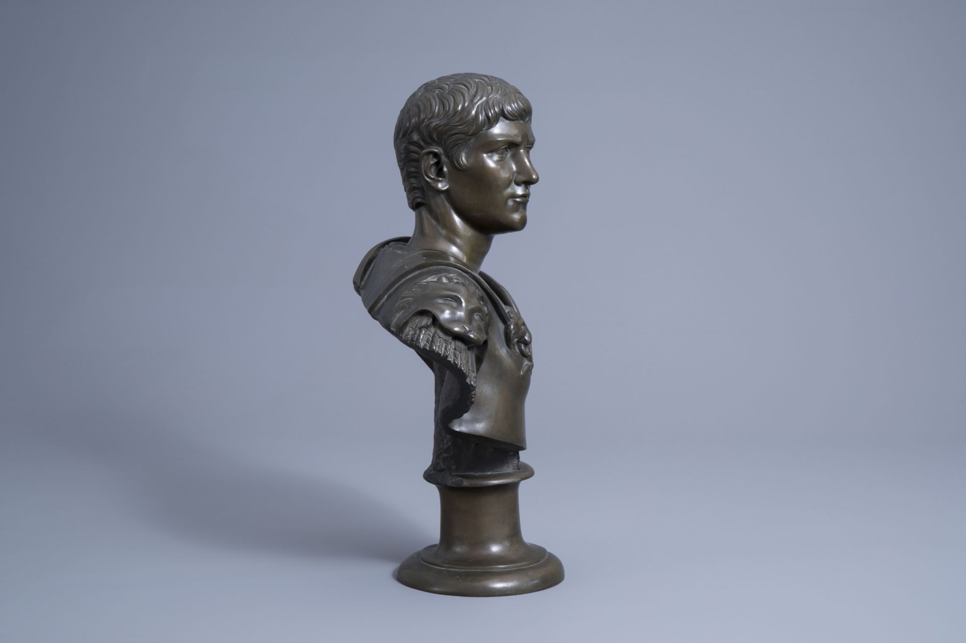 After the antiques: Portrait bust of the Roman emperor August, patinated bronze, 19th C. - Image 3 of 7