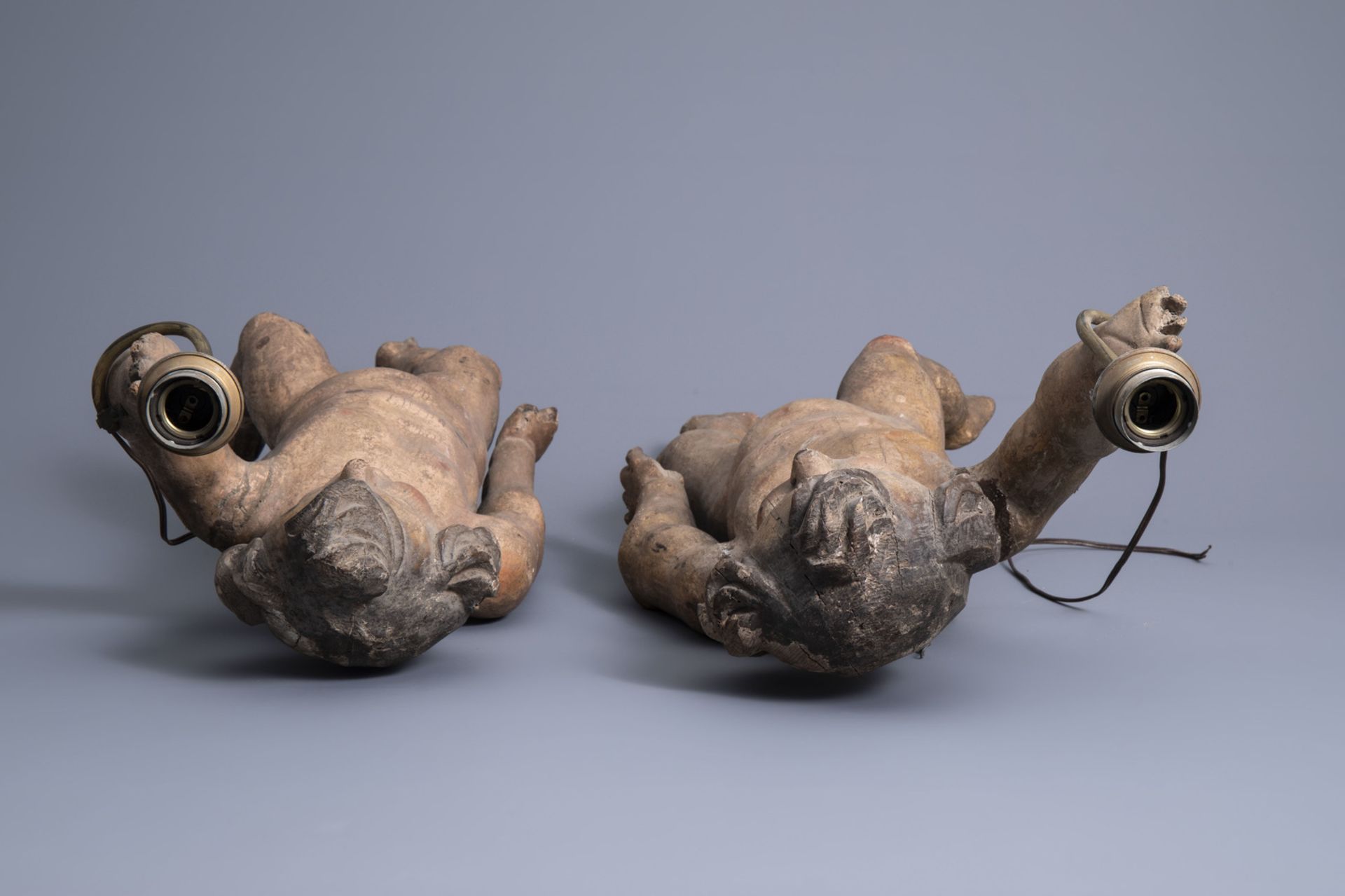 A pair of carved and polychrome painted wooden angels mounted as lamps, probably Southern France, ca - Image 5 of 11