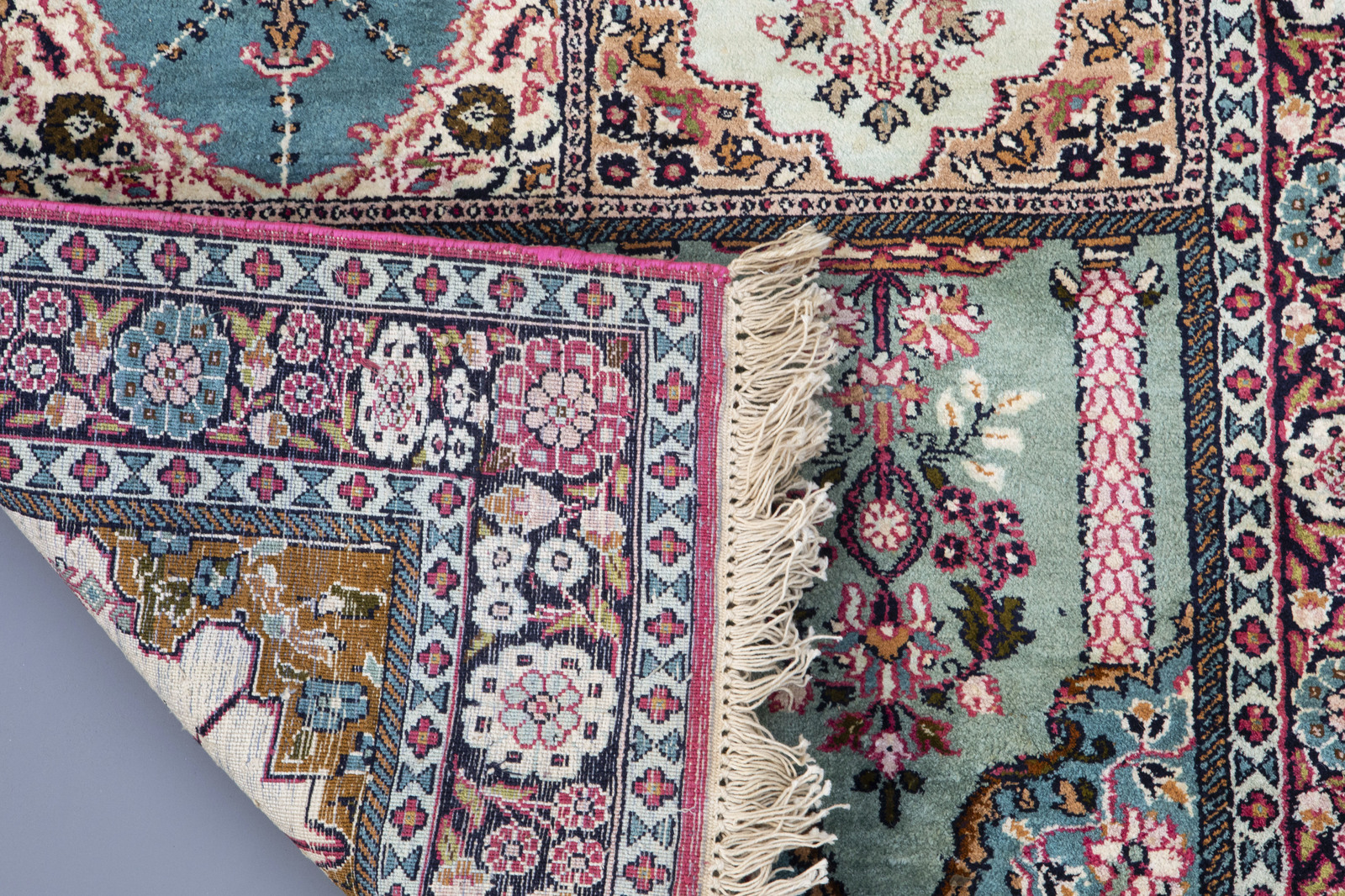 A pair of Oriental rugs with floral design, Kashmir, 20th C. - Image 4 of 4