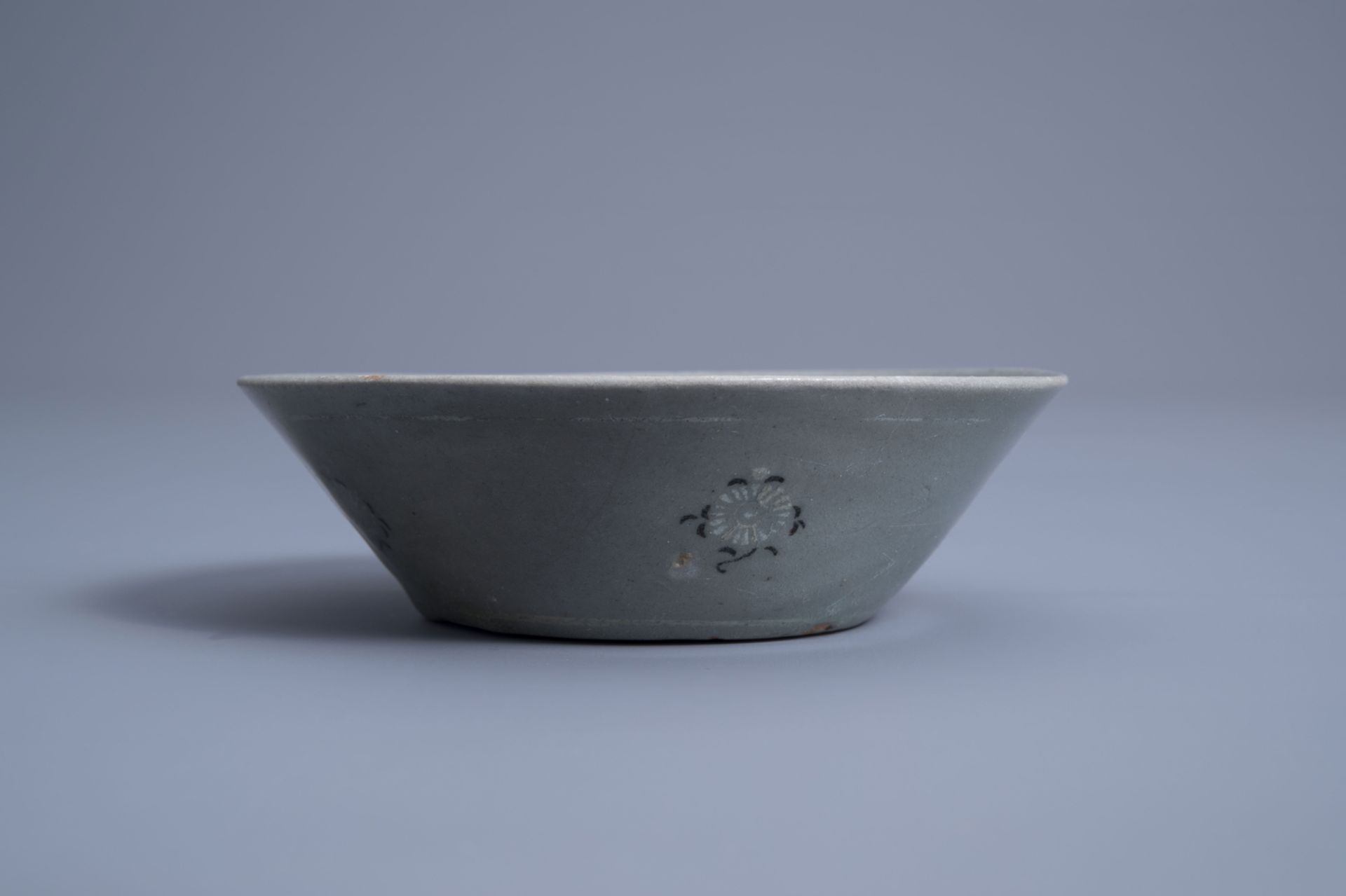 A Korean celadon bowl with ornamental design, probably Goryeo/Joseon, 14th/15th C. - Image 4 of 6
