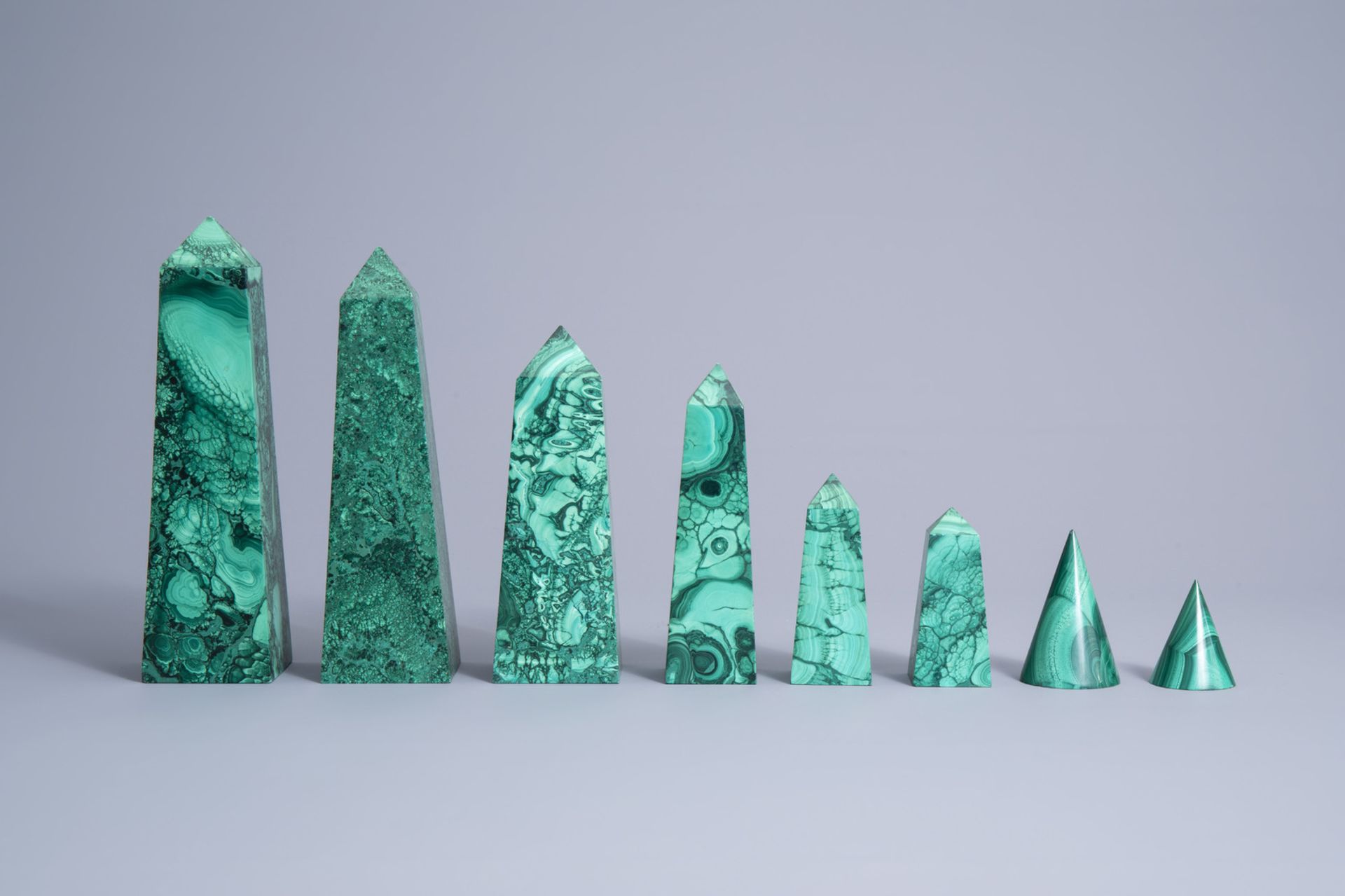 An extensive and decorative set of six obelisks and two cones in malachite, 20th C. - Image 2 of 7