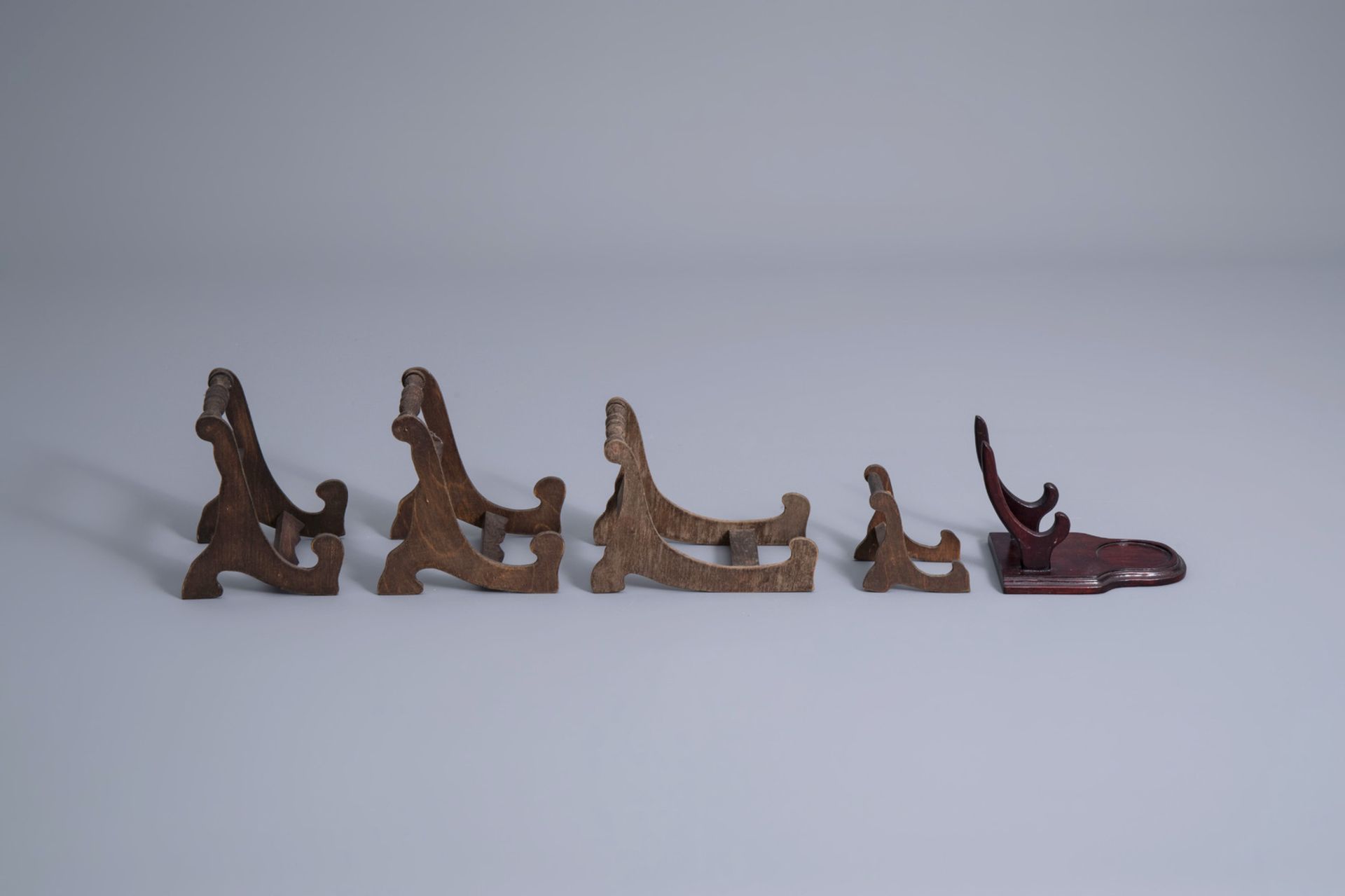 A collection of Chinese wooden stands and a collection of plate holders, 19th/20th C. - Image 8 of 19