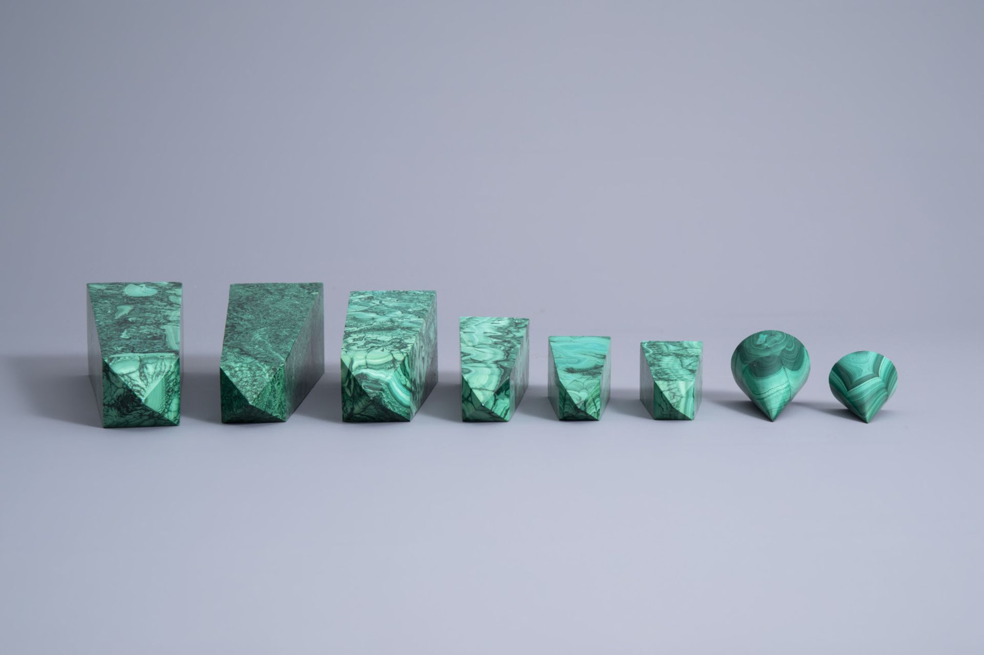 An extensive and decorative set of six obelisks and two cones in malachite, 20th C. - Image 7 of 7
