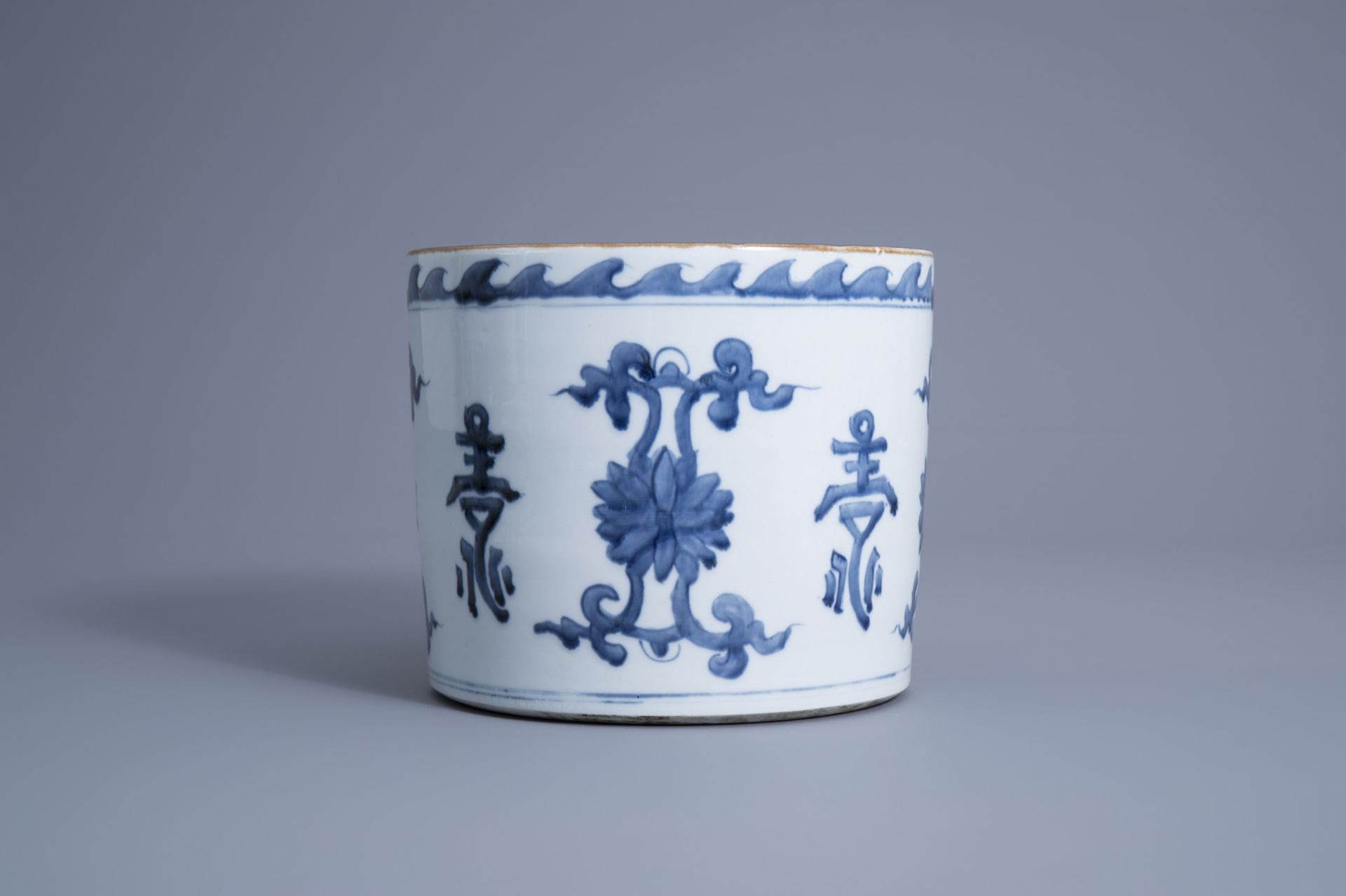 A large Chinese blue and white brush pot with calligraphy and flowers, 19th/20th C. - Image 4 of 7