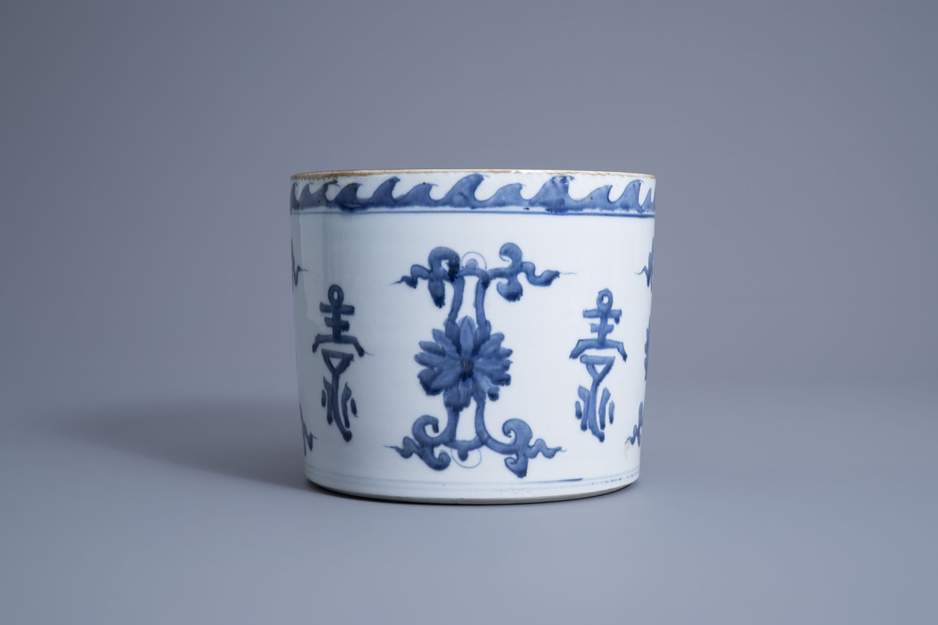 A large Chinese blue and white brush pot with calligraphy and flowers, 19th/20th C. - Image 2 of 7