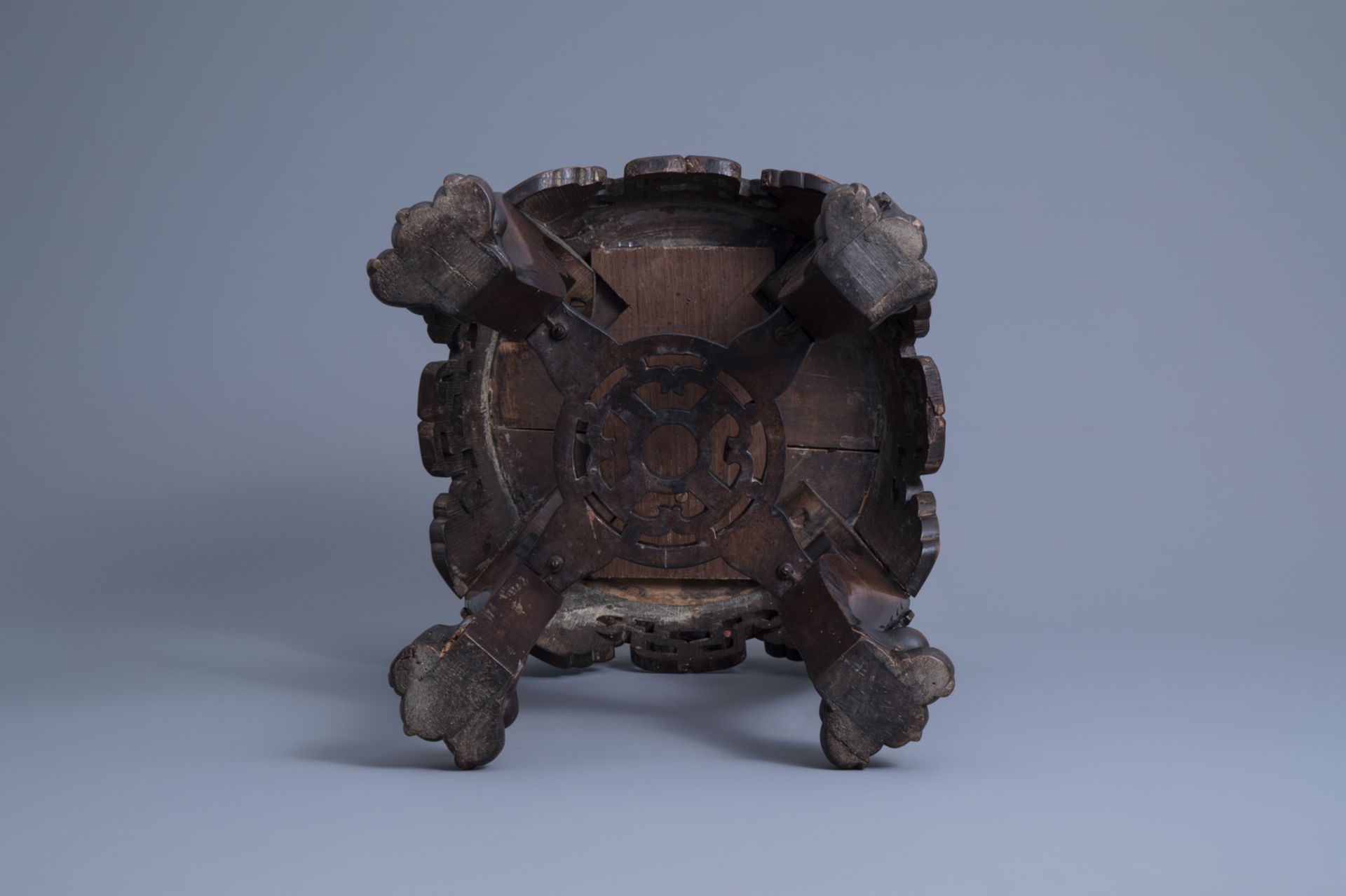 A Chinese carved wooden stand, 20th C. - Image 7 of 7