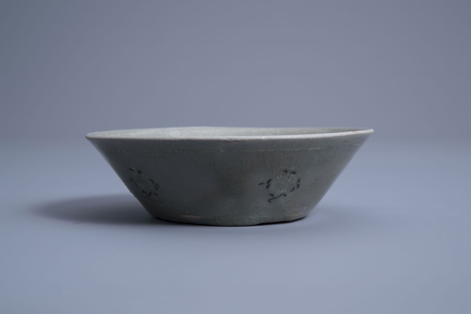 A Korean celadon bowl with ornamental design, probably Goryeo/Joseon, 14th/15th C. - Image 5 of 6