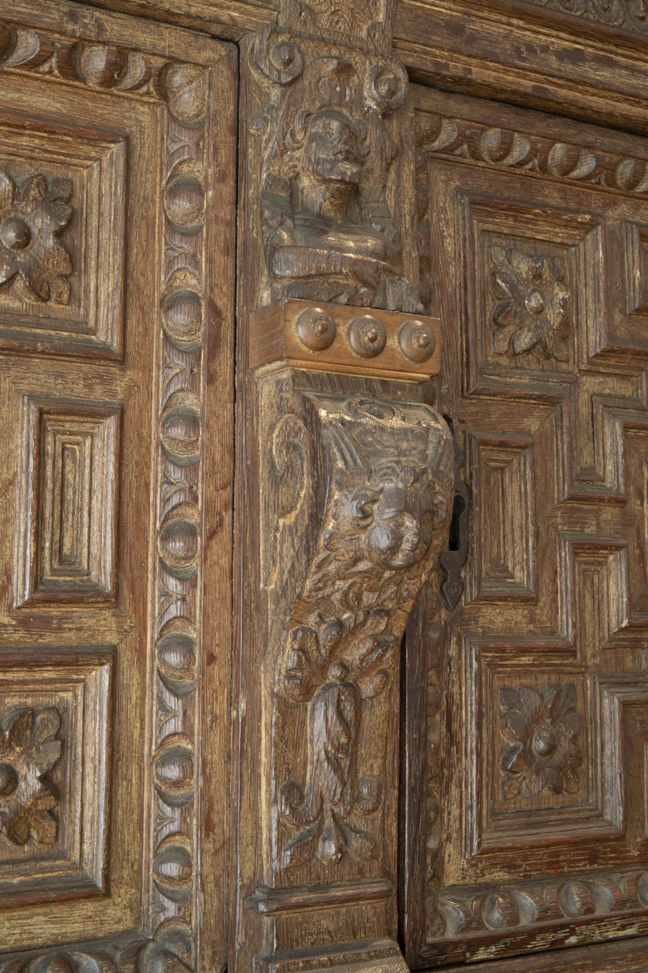A Flemish wooden Renaissance five-door cupboard with figures, lion heads and floral design, 17th C. - Image 6 of 7