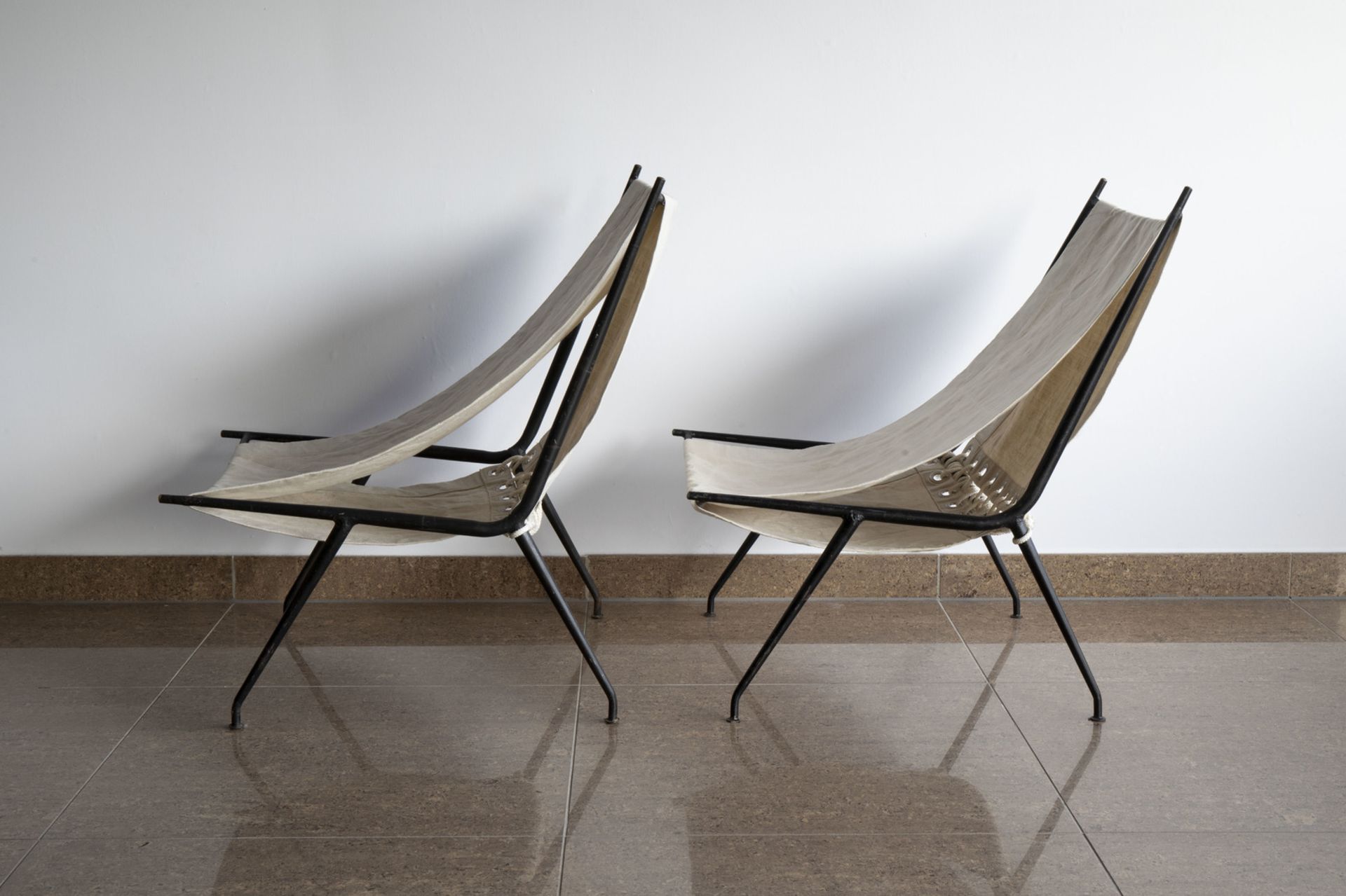 Attributed to Robert Mallet-Stevens (1886-1945): A pair of deckchairs in patinated metal and beige l - Image 4 of 9