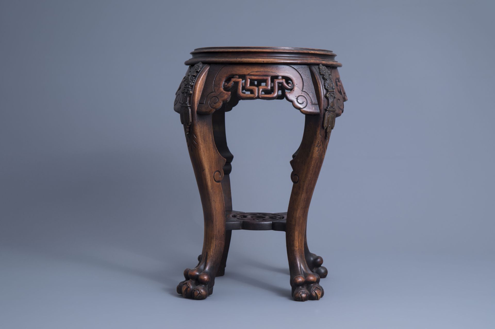 A Chinese carved wooden stand, 20th C. - Image 3 of 7
