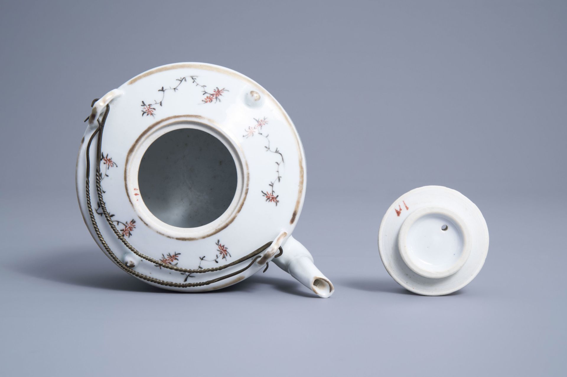 A Chinese qianjiang cai teapot and cover with figures in a landscape, 19th/20th C. - Image 6 of 7