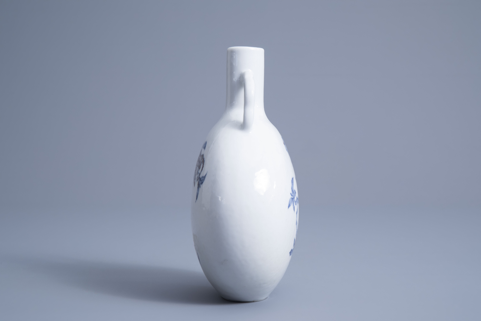 A Chinese blue, white and underglaze red moon flask, Qianlong mark, 19th/20th C. - Image 4 of 6