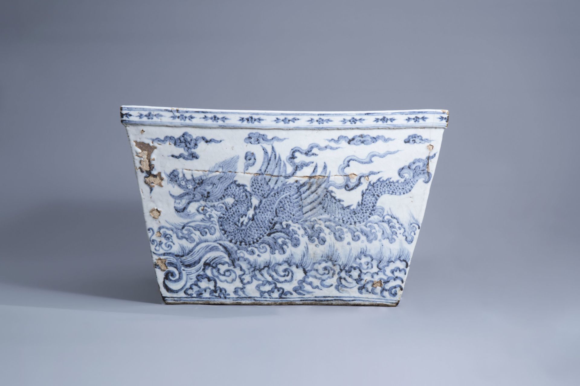 A large Chinese blue and white square 'sea dragon' jardiniere, 19/20th C. - Image 5 of 7