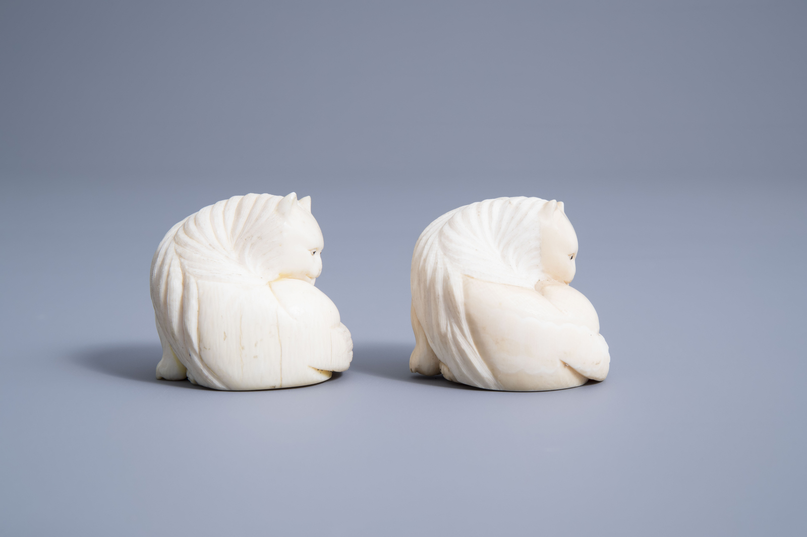 A pair of signed Japanese ivory ikomono of cats, Meiji/Showa, 19th/20th C. - Image 4 of 7