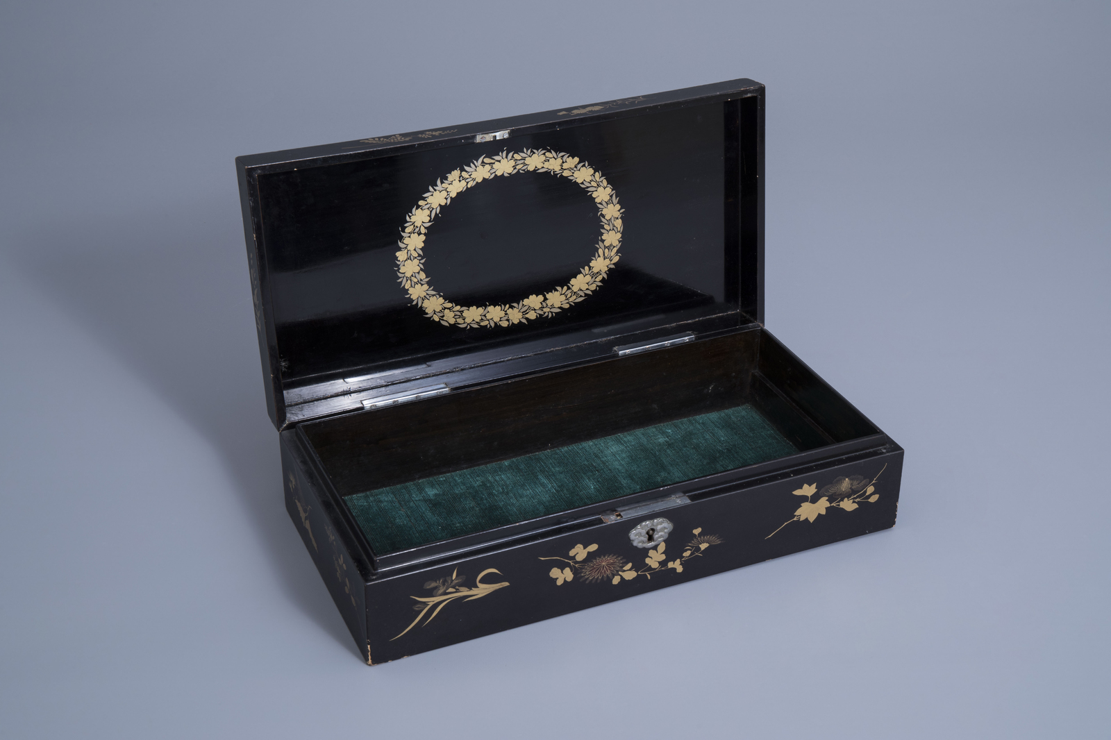 A Japanese gilt lacquered wooden gaming box with mother-of-pearl tokens, Meiji, 19th C. - Image 3 of 15