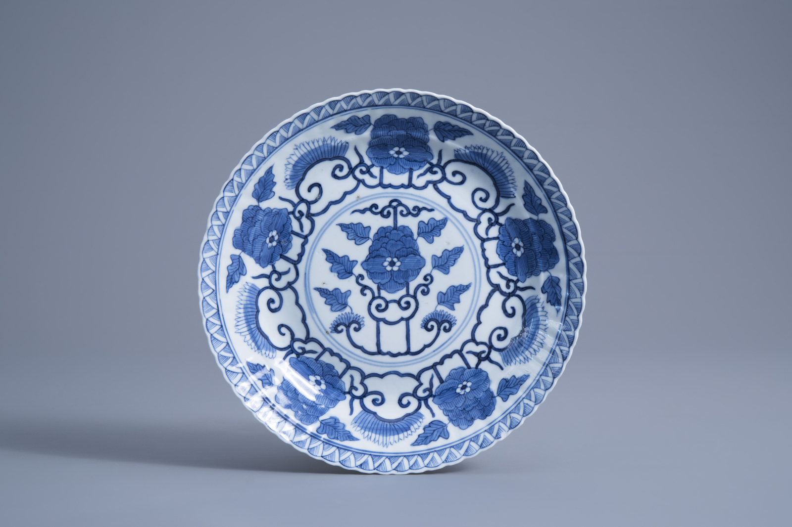 A Chinese blue and white plate and two bowls, 19th/20th C. - Image 2 of 9