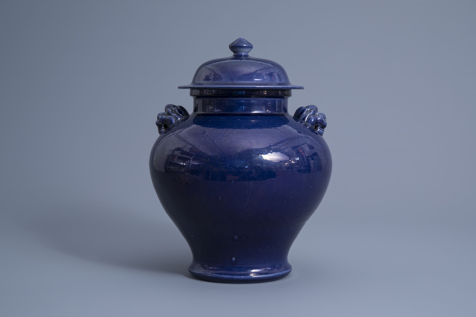 A Chinese monochrome blue vase and cover with lion heads, 19th/20th C. - Image 4 of 7