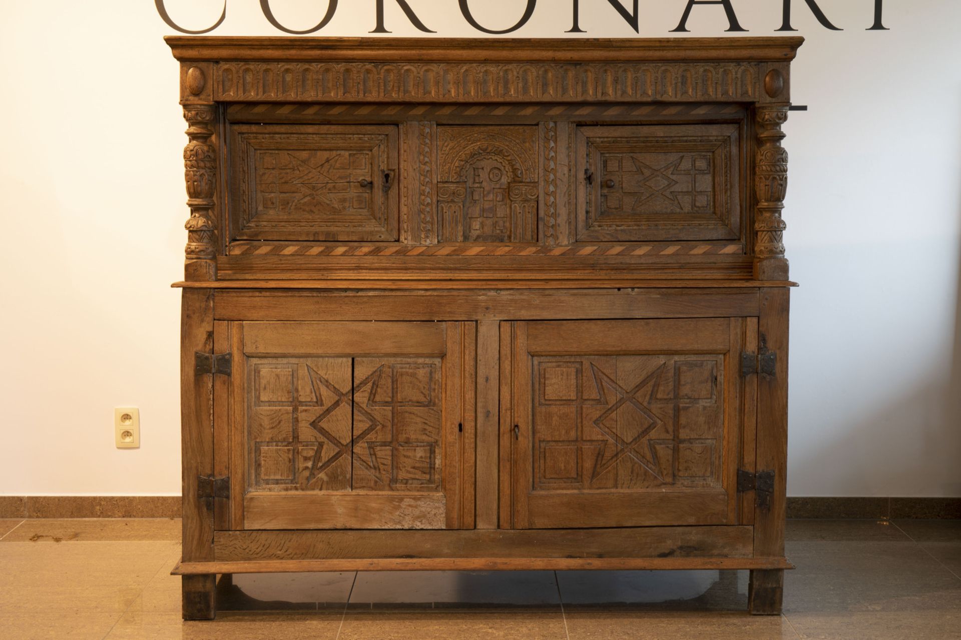 An English or Flemish wooden four-door court cupboard with geometric pattern, 17th/18th C. - Image 2 of 8