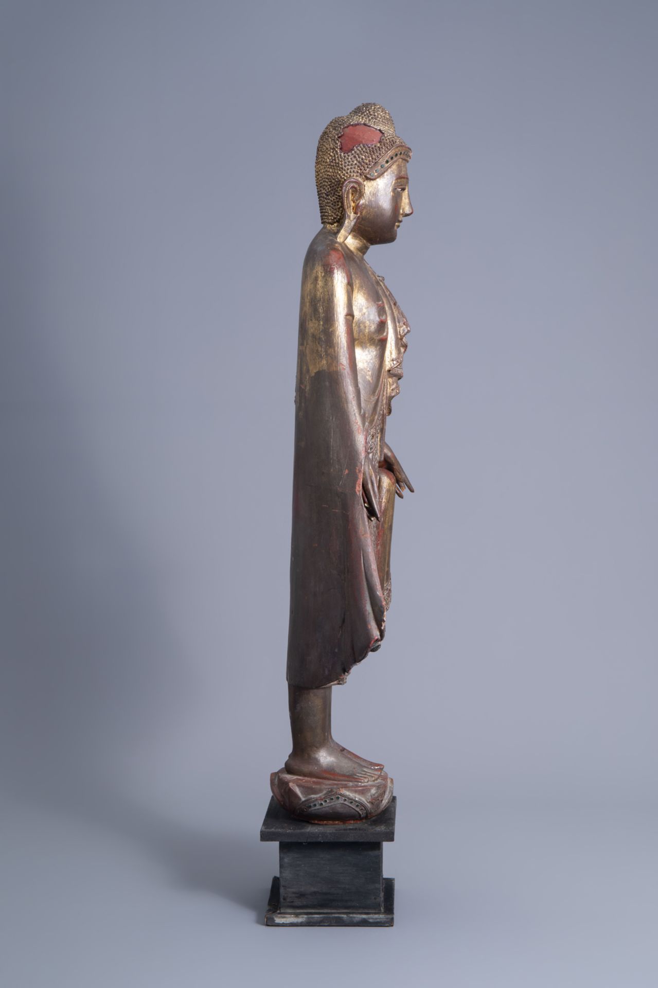 A tall inlaid gilt wood figure of a standing Buddha, Burma or Thailand, 19th/20th C. - Image 4 of 11