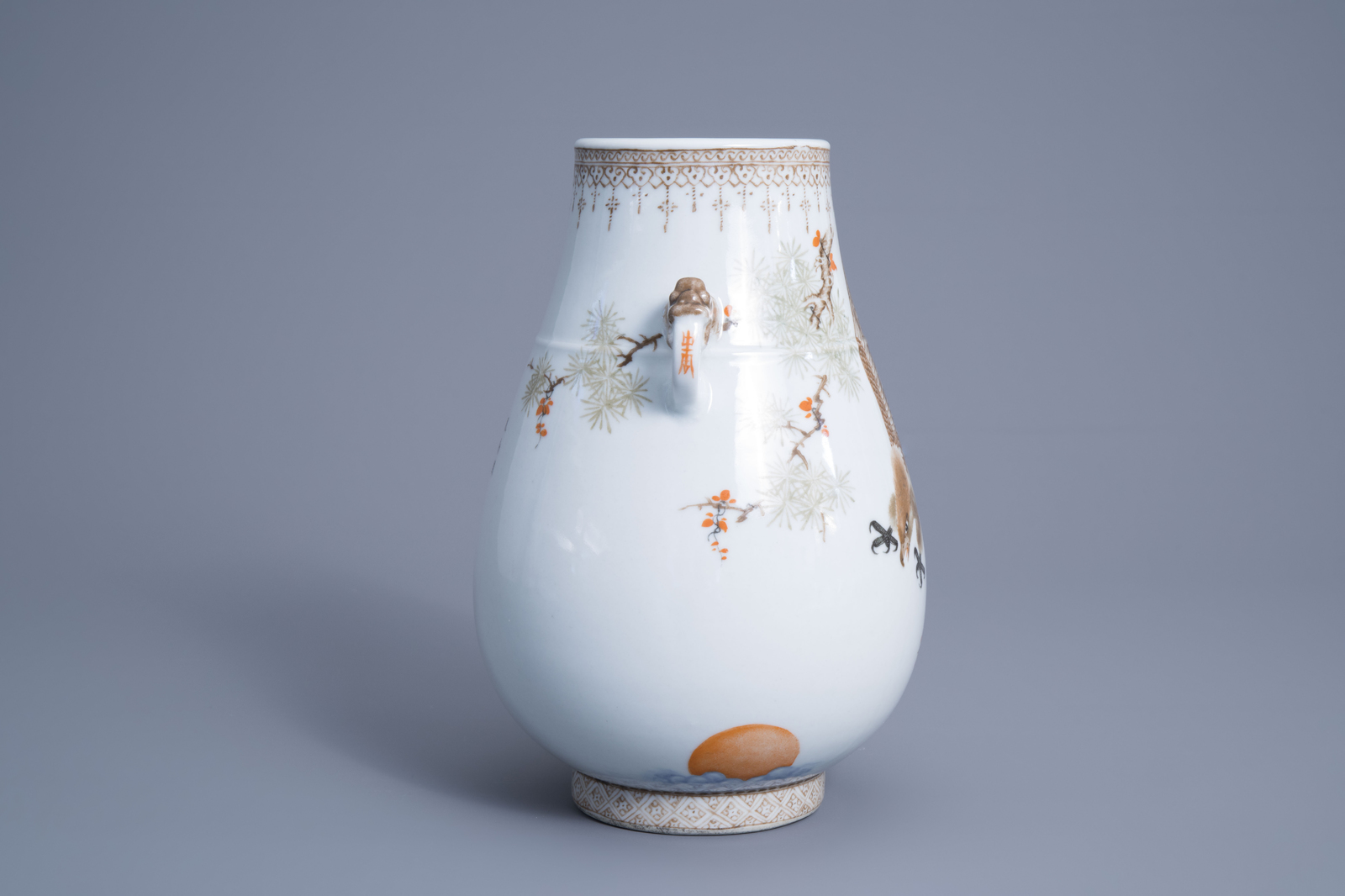 A Chinese 'hu' vase with an eagle, 20th C. - Image 3 of 7